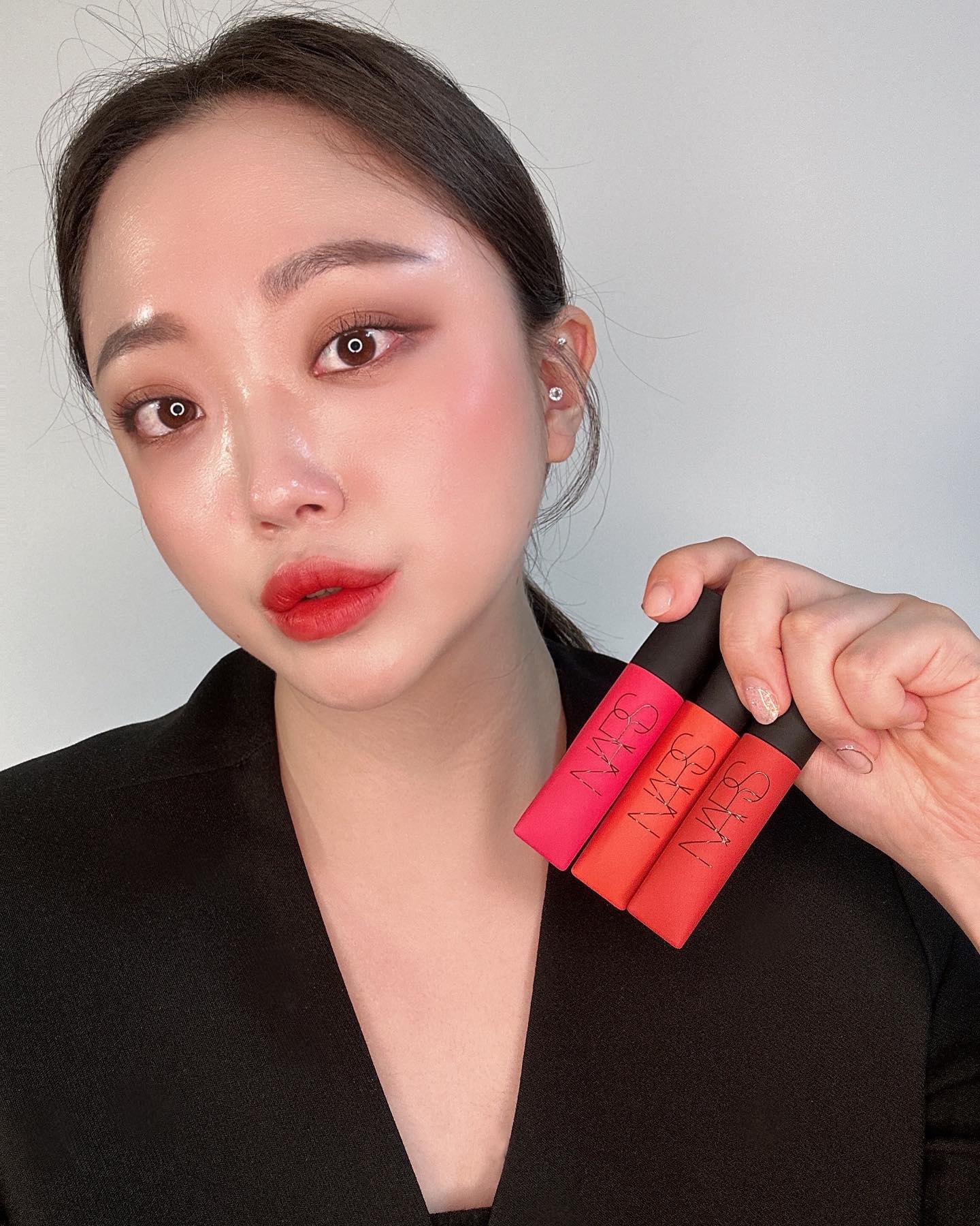 ♥︎NARS AIR MATTE LIP COLOR♥︎

봄을 물들이는 로맨틱한 NEW 컬러

〰️래비쉬드 - 브라이트 베리 핑크
〰️페이스티 - 뮤티드 소프트 코랄
〰️불레스크 - 레드 브라운

오늘 저의 💋pick은 불레스크🫶🏻

공기처럼 가볍게 물드는 듯한 소프트 매트한
나스의 에어 매트 립 컬러💋

#NARS#NARSISSIST#NARSKOREA#NARSARTISTRYSTUDIO#나스#나스아티스트인플루언서#나스메이크업아티스트#에어매트립컬러#소프트매트#크리미매트#에어키스드#READYTOAIR#립#립스틱#매트#매트립