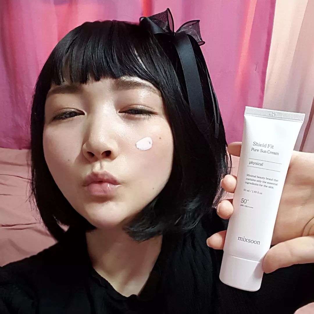 #제품협찬 으로 받아보고 넘 좋았던 #무기자차선크림
365일 발라줘야하는 자외선차단제 순해야 부담없잖아요
#믹순신제품 #실드핏퓨어선크림 너무너무 순해서 매일발라도 부담없어요
#실드핏선크림 은 순하면서도 자외선차단은 제대로라는거
SPF50+ PA++++의 최대 자외선지술 피부를 보호하고요
게다가 무기자차 임에도 #백탁없는선크림 이라는거!!
촉촉한 제형이 부드럽게 발리면서 피부에 촤륵 스며드는 느낌이 들구요
동동 뜨는 백탁은 안느껴지고 넘 자연스럽게 
빛나는 투명한 피부로 이쁘게 표현되었어요
바르고 난후 답답함도 없구요 넘나 편안쓰~
투명하게 빛나는 맑은 피부로 케어하는데 
피부도 시원하게 진정되는 느낌이라 더 좋네요
예민한 피부라 진정과 더불어 자외선차단이 필요할때 찰떡이에요
남녀노소 누구나 쓰기 좋은 백탁없이 자연스러우면서 
#순한선크림 이라 마음에 쏙 드네요
저자극 제품들 많이 접했지만 발림성 좋은 
#선크림추천 할때 손에 꼽는 아이템이랍니다
내피부를 자외선으로부터 지켜줄 지킴이 믹순 실드핏 퓨어선크림
출시기념 이벤트로 4월 22일부터 5월 15일까지 선크림2개 35%할인에 
카밍부스팅 미스트 50ml까지 증정해주니 놓치지말고 챙겨보세요
#뷰티블로거 #뷰티그램 #기초화장품 #뷰티 #맞팔 #일상 #셀스타그램 #뷰티인플루언서 #뷰스타 #스킨케어 #선크림 #자외선차단 #톤업선크림