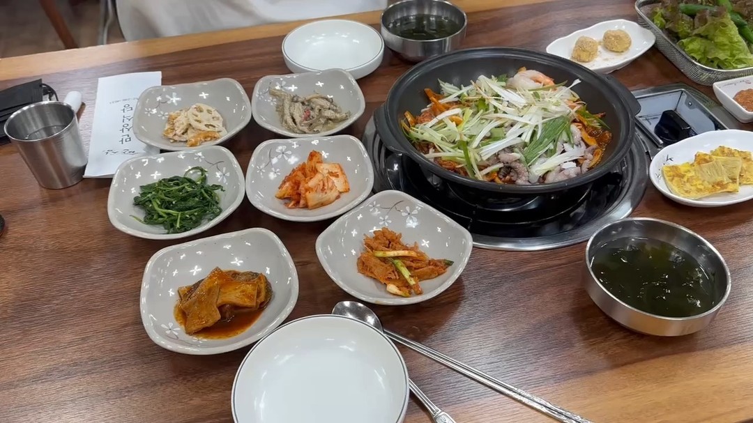 간만에 정갈한 한정식 한상 대접받은 느낌의 울산 시청 맛집 만상.
오동통한 새우와 낙지, 그리고 불고기가 만난 불낙새!
맛있는거+맛있는거 조합은 사랑입니다

음식이 삼삼하니, 속이 편안한 맛.
다음에도 건강 챙기러 또 방문해야겠다

📍 만상
주소 : 울산광역시 남구 봉월로 14번길 51
영업시간 : 오전 11시 ~ 오후 10시

#만상 #울산시청맛집 #울산한정식 #울산남구한정식
#불낙새 #울산불낙새 #맛스타그램 #먹스타그램
#울산맛집 #울산남구맛집 #울산건강밥집