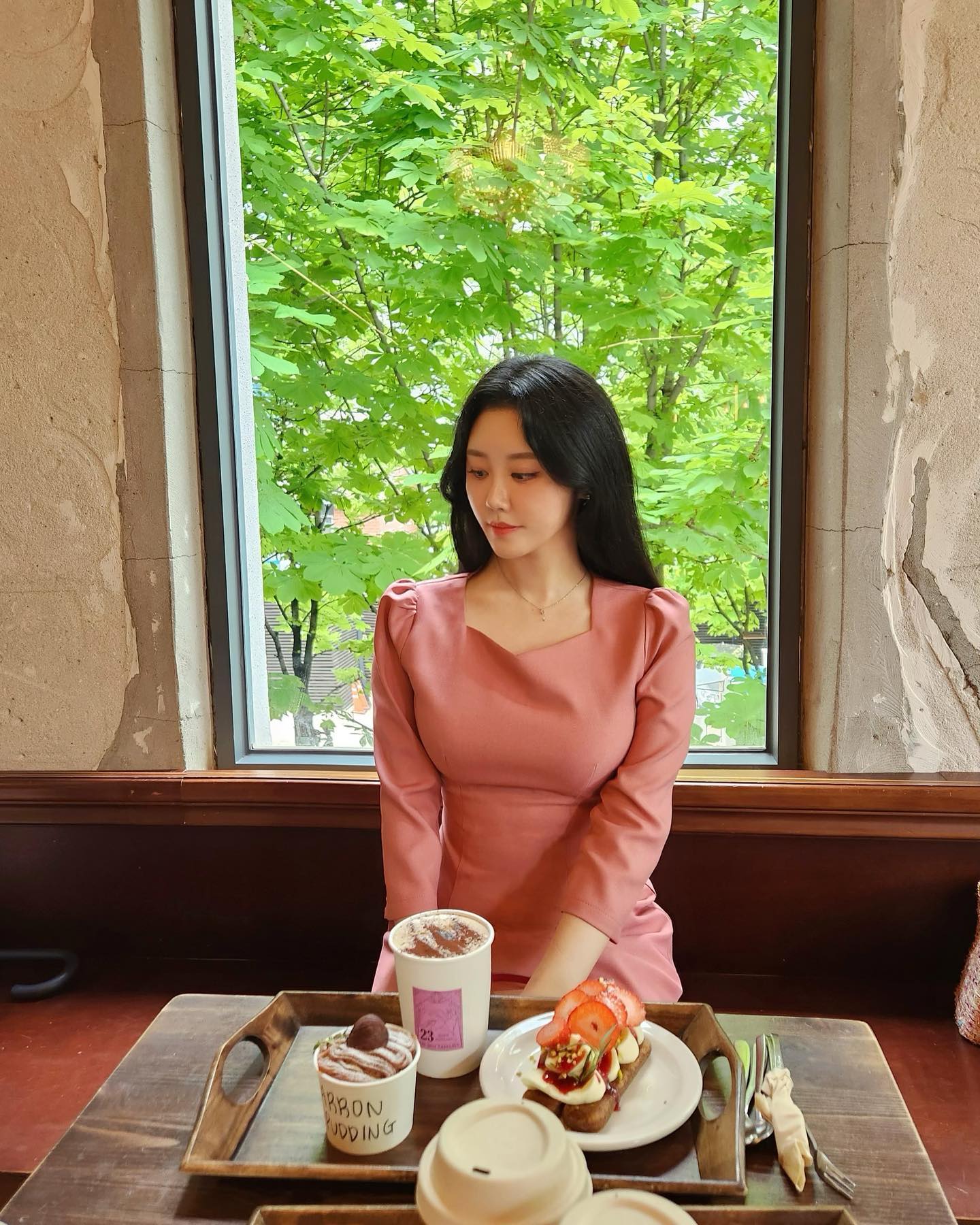 딸들은 공감하겠지 의상부터 배경까지 
뭔가 엄마가 좋아할 것 같은 사진ㅋㅋㅋ
.
.
#더스팟패뷸러스#명동카페