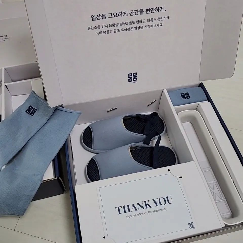 >> 옆으로 넘기기 (동영상도 있어요)

초등학생 되니까 그냥 걷는다고 해도 발도장 소리가 쿵쿵..🙄 안되겠다 싶어서 층간소음슬리퍼 알아보고 있었는데
따니가 마침 외할무니 아파트 엘리베이터에서 광고하는거 봤다면서 ㅎㅎㅎ 뭄뭄실내화 사달라고 하더라고요?

검색해보니까 후기도 괜찮고 무엇보다 발이 편하다고 하길래 하나 장만해봤어요! (물론 내꺼도...^^)

택배 와서 뜯어봤더니... 이거 뭐 실내화 맞나여..?
패키지가 꽤 고급져서 깜짝놀랐어요ㅋㅋㅋ
구성도 슬리퍼에 양말, 거치대, 엽서까지 있어서 알차고!

바로 신어봤는데 따니가 한참 신고 돌아다녀도
발 안불편하다고 너무 좋아하네요🩷
뒤에 잡아주는 끈이 있어서 더 좋대요.
(깐깐한 친구라 불편하면 아예 안신음)
-> 보니까 충격 흡수해주는 소재 들어있대요!

무튼 저도 신어봤는데, 매쉬소재라 통풍 잘되서 발 답답하지도 않고 편해서 계속 신게 되네요ㅎㅎ 엄빠한테도 선물 드려도 너무 좋을듯....!

평소 조심한다고 해도 아이들 순간적으로 쿵.쿵. 하는 순간 있잖아요. 그런걸 대비해서 층간소음실내화 신고 다니는 습관 들여주면 좋을 것 같아요. 이건 서로간의 배려니까요🩷

* tip.... 이랄건 없지만 참고하세요👋
- 따니는 발 200에 발볼 엄청 넓은편인데 S 딱 맞아요
- 지금 출시기념으로 기간한정 21%할인하고 있어용
- 선물패키지라 신혼부부 집들이나 부모님, 아이들에게 선물주기 딱 좋을듯🫶
- 발이 진짜 편해요.. 돈 하나도 안아까움

.
#뭄뭄실내화 #뭄뭄실내화선물세트 #선물세트 #선물세트추천 #어린이날선물 #어린이날선물추천 #부모님선물 #부모님선물추천 #층간소음 #층간소음실내화 #층간소음매트