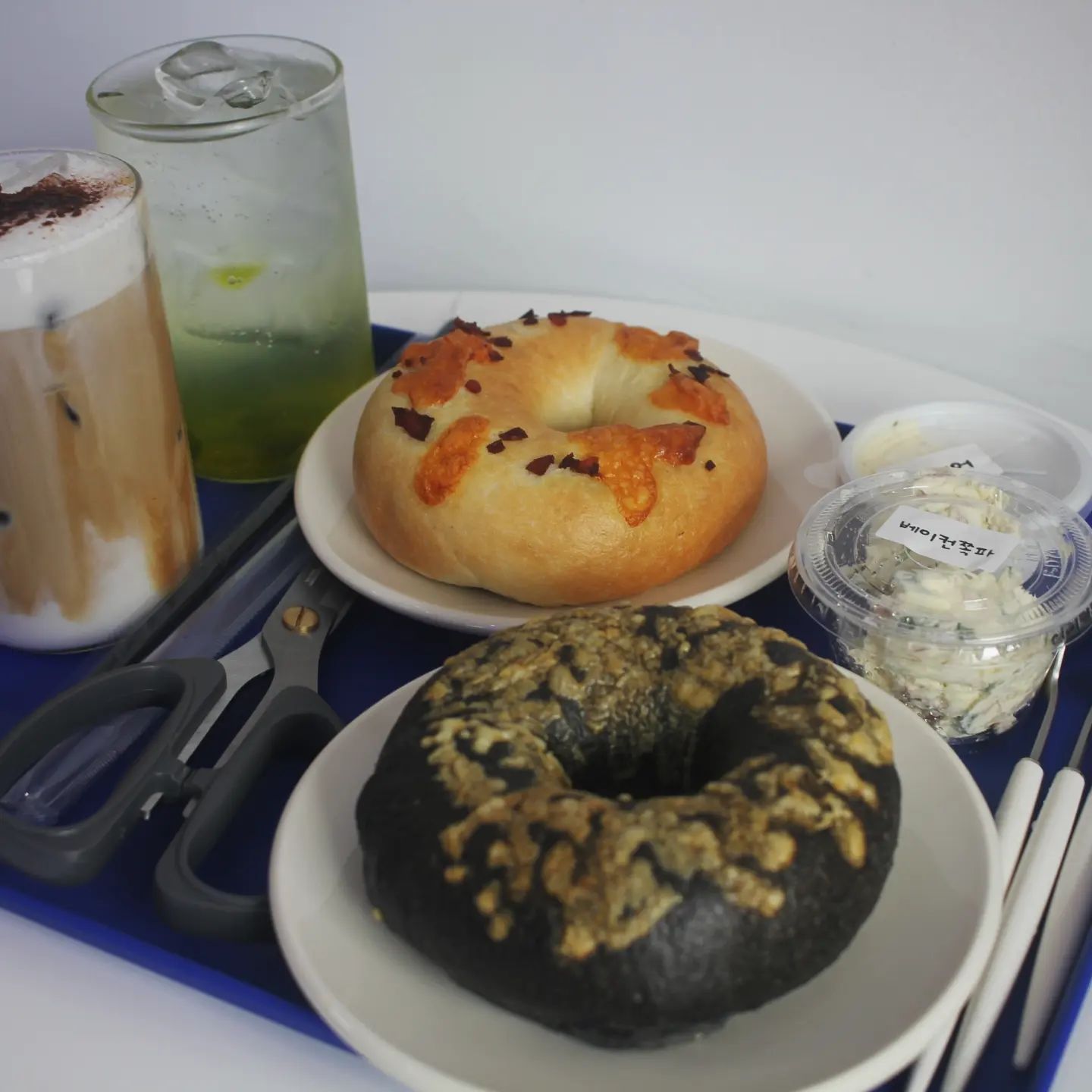#협찬 #강또커피 #쌍문동카페

쌍문동 방학천 근처에 위치한 베이글 맛집
강또커피에 다녀왔습니다🥯🥯
깔끔하고 아기자기한 파랑파랑 이쁜 인테리어와
귀여운 수달이 반겨주는 베이글 맛집 강또커피💚
매장에서 직접 구운 베이글과 직접만든 크림치즈가
너무너무 맛있고 잘어울리더라구용❣️❣️
빵실빵실한 베이글에 크림치즈 발라서 먹으면
극락 그자체를 맛볼 수 있습니당😆😆
쌍문동 베이글 맛집, 카페를 찾으신다면 강또커피 왕 강추드려용👍

🥯강또커피
🥯0507-1498-4860
🥯서울 도봉구 도봉로141길 55 가운데 파란집

#강또커피 #쌍문동카페 #쌍문동디저트 #쌍문동디저트카페 #쌍문동베이글 #쌍문동베이글맛집 #방학천카페 #방학천베이글 #쌍문동데이트코스 #쌍문동분위기좋은카페 #방학천디저트 #방학천카페추천 #쌍문동카페추천