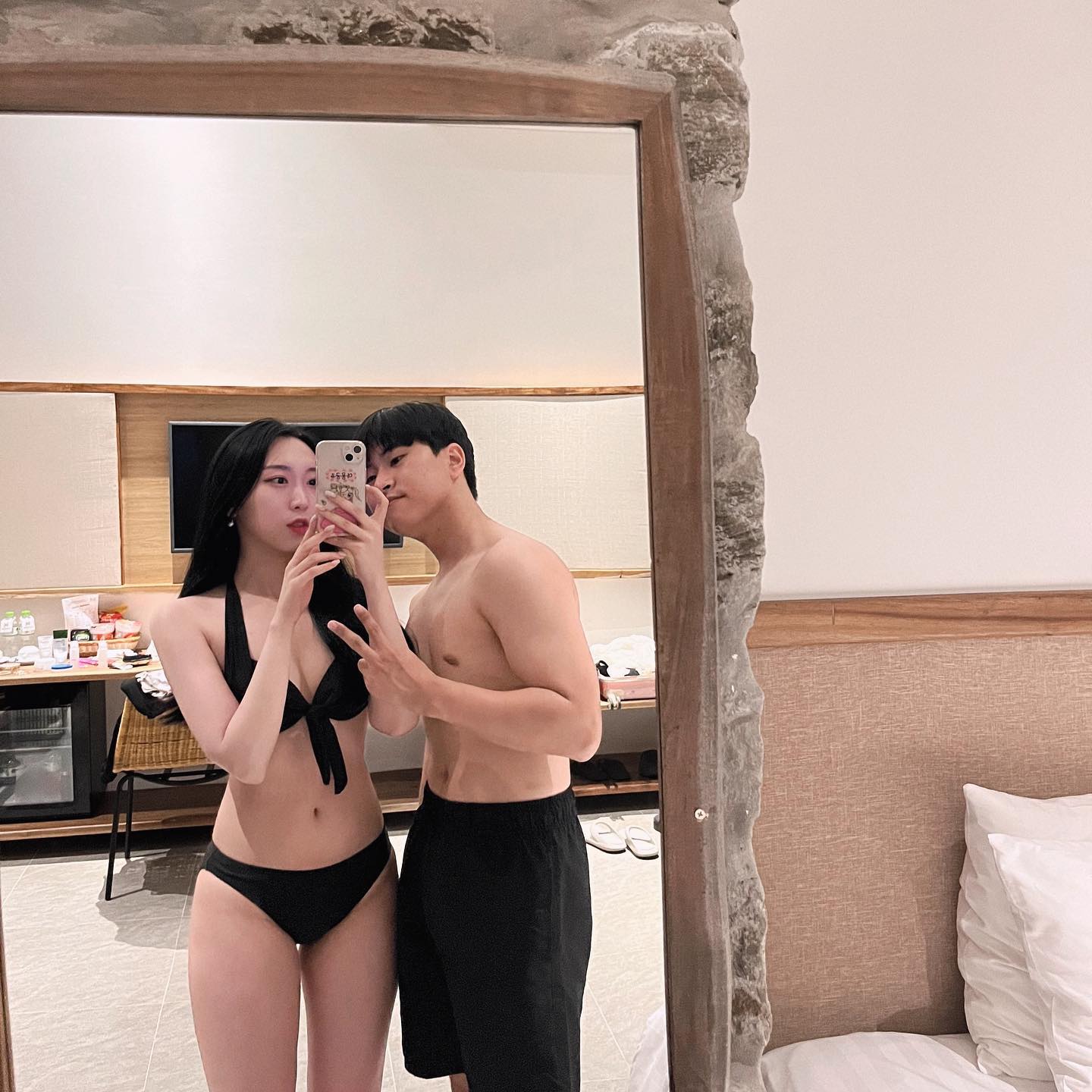 시원~ 하게 다니기 좋은 곳 #베트남 #푸꾸옥 🇻🇳 저는 허벅지와 배에 살이 몰아서 쪘고요~ 찬이는 날씬해요.. #빈원더스 #빈펄랜드 에서 누가봐도 물에 오지게 젖는 놀이기구인데 찬이는 호기롭게 우비를 안쓰겠다는거에요? 혼자 우비를 안쓰더니 저렇게 홀딱 젖어버리고ㅋㅋㅋ 다른 외국인들도 예찬이보고 웃었답니더^^ 옷짜고 말리면서 다녔고요~~~ 그런 예찬이가 귀여워서 예찬이 사진을 많이 넣었습니도~ 솔직히 첫째짤이랑 막짤 너무 쑥쓰러버서 백년동안 고밍했는데요 구냥 올려버립니다 세상살이 뭐 있습니까 하고싶은거 하다가 때되면 가는거져 ㅎㅎㅎ 시비거시면 머리에 똥싸겠습니다.