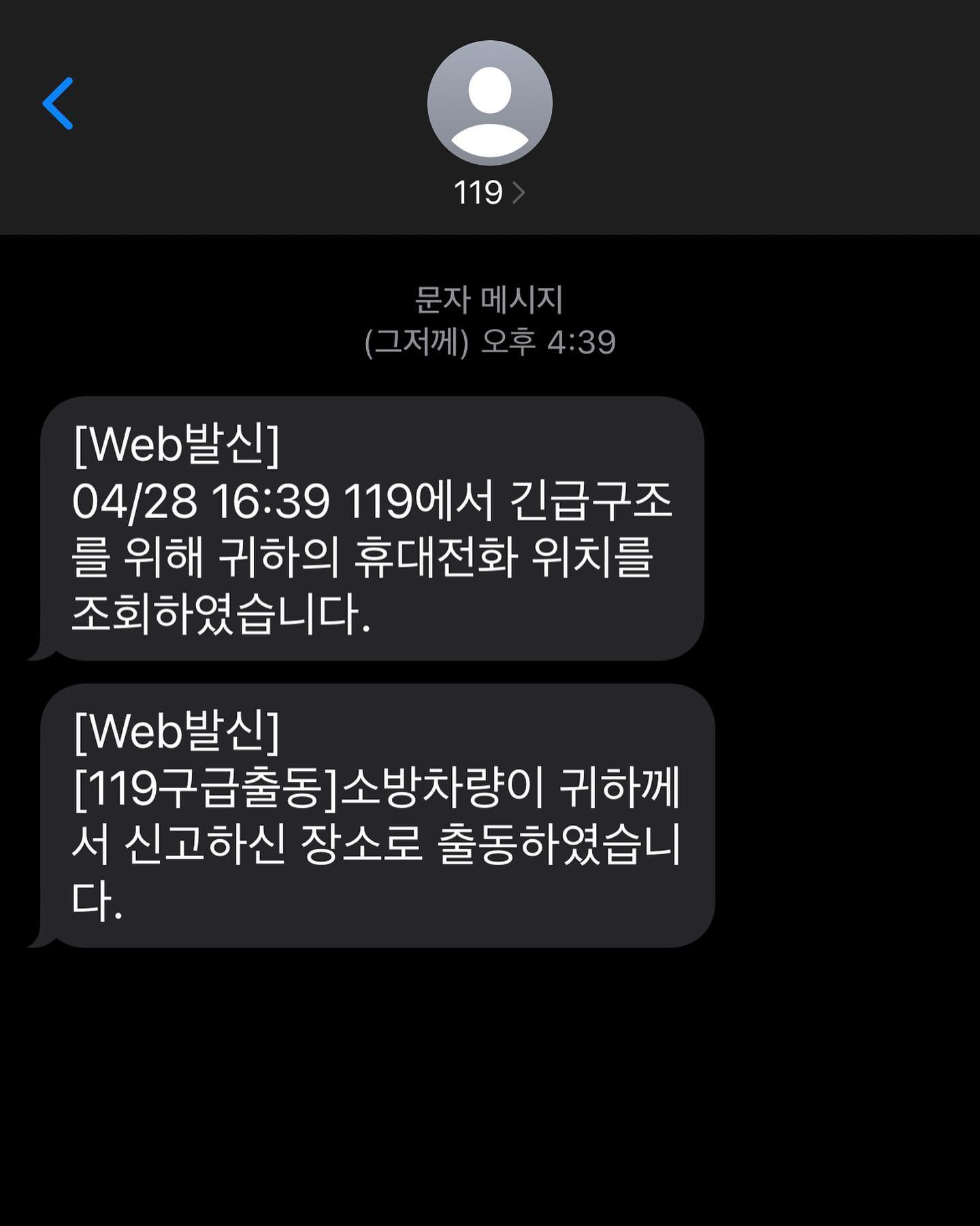 🐥생후 486일 기록🐥

.
.
.

처음으로 열경련을 겪었어요

금요일 아침 6시, 리원이가 칭얼거리며 깨서 체온을 쟀더니 38.2도로 열이 나서 해열제 먹이고는 평소에 가던 큰 아동병원으로 갔고
일주일 전부터 콧물+중이염 때문에 약을 먹이고 있었는데 목이 조금 부었고 양쪽 귀에 중이염이 심한 단계라고 하더라고요

그러다 그날 오후 2시에 추가로 해열제 먹였는데 열이 떨어지기는 커녕 3시쯤엔 39도가 넘어갔어요
그래서 교차복용 시간 기다리다가 4시 조금 넘어서 교차복용을 하고 쳐져있는 리원이와 팔베개 한 채로 마주보고 나란히 누워있었어요

근데 갑자기 리원이 고개가 뒤로 젖혀지면서 눈이 오른쪽으로 돌아가더라고요
그때는 이상하게 보이지 않고 위쪽에 놓인 인형을 바라보는 것 처럼 보였는데 몇초가 지나도 아무 소리없이 그렇게만 있어서 리원아 뭐봐? 하고 물었어요

그와 동시에 리원이가 몸을 떨며 몇초간 경련을 했고 너무 놀라서 리원이를 일으켜 안으며 몇번을 불렀는데도 계속 눈이 오른쪽으로 돌아간 상태로 눈맞춤, 호명반응 모두 안됐어요
몸은 강직되었고요

머리가 새하얘지면서 119에 전화해야겠다는 생각만 들더라고요..
119 구급대원과 통화하는 도중에 리원이는 아예 눈을 감아버렸고 발바닥을 두드려보라는 구급대원의 말에 따라 정신 차리라며 리원이 양 발바닥을 두드렸더니 잠시 잠시 눈을 뜨긴 뜨지만 그래도 눈 초점은 돌아가있었어요

그러다 구급대원 분들이 거의 도착했을때쯤 리원이 울면서 정신을 차렸는데 계속 고열이라 다함께 구급차를 타고 순천향대 소아응급실로 갔고 빠른 조치를 취할 수 있었네요
다행히 응급실에서 약 1시간 정도만에 열은 떨어졌어요
코로나 독감 rsv 검사도 음성이었고 너무 순식간에 고열로 치솟아서 열성 경련이 온걸로 추정된다고 하셨습니다ㅠㅠ

리원이는 평소 열이 나서 해열제를 먹이면 교차복용만으로 열이 금새 떨어지던 아이였고, 돌치레를 제외하면 39도까지 올랐던 적도 없었어요
그래서 글로만 봐오던 열경련이 막연하게 다른 세상 얘기로 여겨졌고 설마 내 아이에게 열경련이 일어날까 아예 상상도 못했었거든요...

이번에 이런 일을 겪으면서 정말.. 빠른 대응과 조치가 중요하다는 걸 뼈저리게 느꼈어요ㅠㅠ
구급대원 분들도 너무 감사드리고 무사히 잘 넘어가준 리원이에게도 정말 고마워요
리원이는 아직 열이 완전히 떨어진 상태는 아니고 아직 미열이 오르내리고 있긴 해요
그래도 그 텀이 점점 길어지고 있어서 며칠 안에는 열이 완전히 잡힐 것 같아요!!

건강해진 리원이와 함께 금방 다시 돌아올게요🥹🥹

.
.
.

#소띠맘 #흰소띠맘 #소띠아기 #흰소띠아기
#딸맘 #소띠맘소통 #소띠딸 #육아맘
#생후16개월 #16개월아기
#소통 #육아소통 #육아소통환영