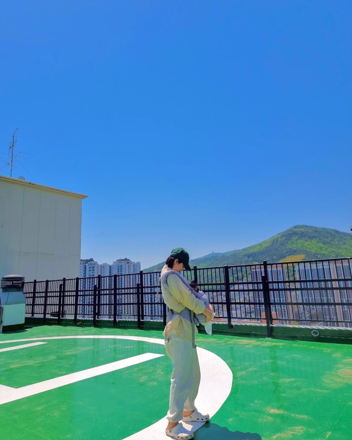 날이 좋아서☀️
승아랑 엄마랑 아빠랑 잠시 외출~
(승아 바깥보여줄려고 나왔는데, 잠만 자네🙄)