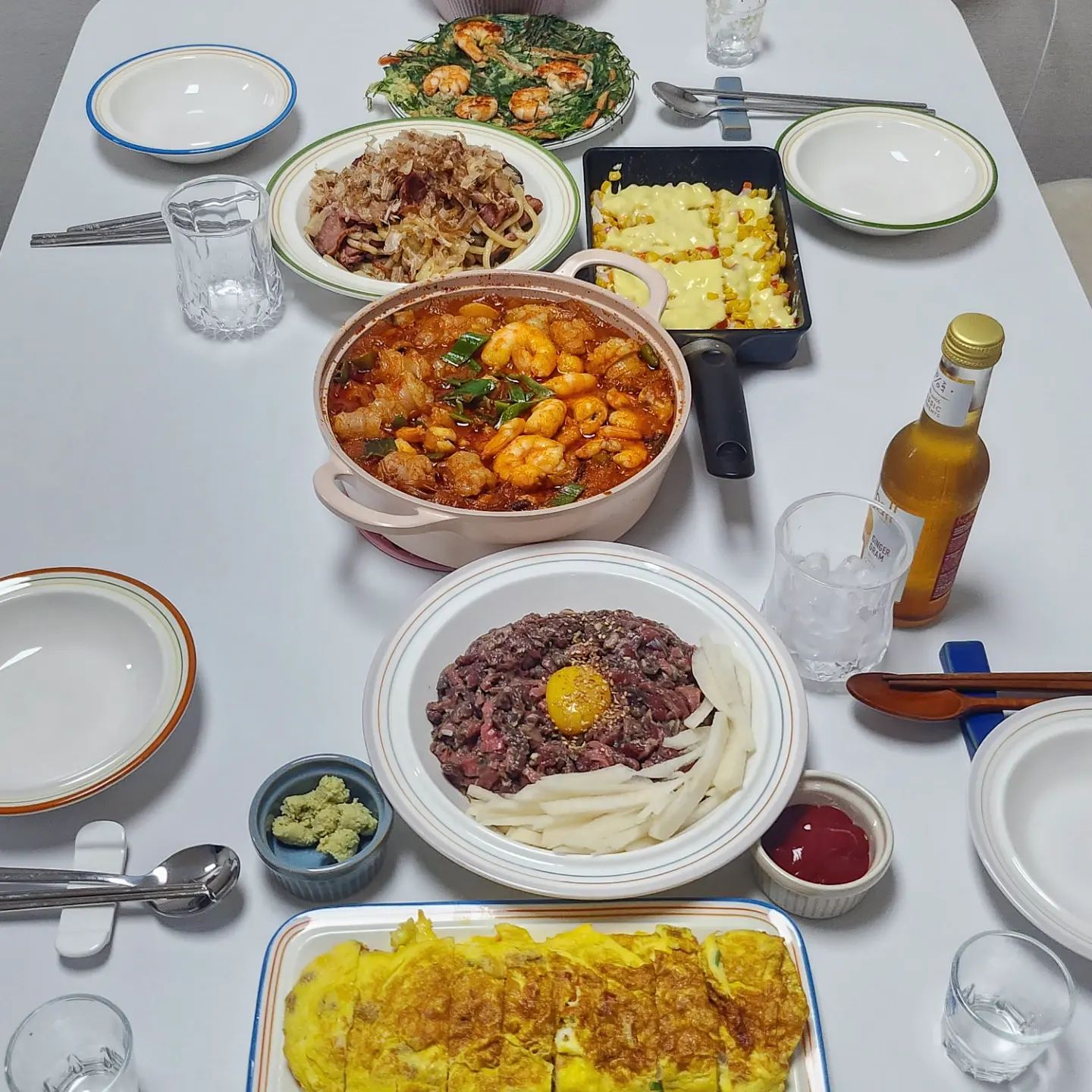 23.04.29

집들이 메뉴로 낙곱새 앵콜했어요 💞
중딩 때 절친과 지나가던 친동생까지 합류해서
다섯이서 배부르게(?) 즐겼습니다 🎂

👉#낙곱새 요번엔 절단낙지.. ㅎ 썼구요! 새우는 이번에도 큰 새우 사서 껍질 하나하나 다 깠네요 대창은 네이버 스토어팜 "회오리 곱창"에서 재주문했어요 #내돈내산 정말 신선해요..👍
남편 좋아하는 #육회 도 한근 썰어와서 만들고
야채 잘 다져 넣은 안주 #계란말이 #부추새우전 
#콘치즈 우동보다 오리가 2배 더 많은 #훈제오리볶음우동 , 사진에는 없지만 1차전 끝내구 수박이랑 크래커&치즈까지 야무지게 잘 먹었습니다 ♥️

tmi) 계란찜 보다는 계란말이를 매우 좋아하는 울 집사람 때문에 계란말이가 매우 자주 등장합니다.. ^0^...
설거지는 식세기가  열일하고 상은 남편이 치우니 뒷정리는 빨리 마쳤지만 
오늘 거의 잠자고 누워 지냈네요..🤪 저녁도 외식 ㅎ 체력이...은근...막달이라 그런걸로...😭

#집들이메뉴 #집들이음식 #홈파티 #육회 #집밥 #집밥스타그램 #부추전 #집들이 #신혼 #신혼스타그램 #신혼집 #저녁밥상 #저녁메뉴 #저녁 #저메추 #일상 #파티 #집스타그램 #먹스타그램 #맛스타그램 #좋아요 #맞팔 #요리스타그램