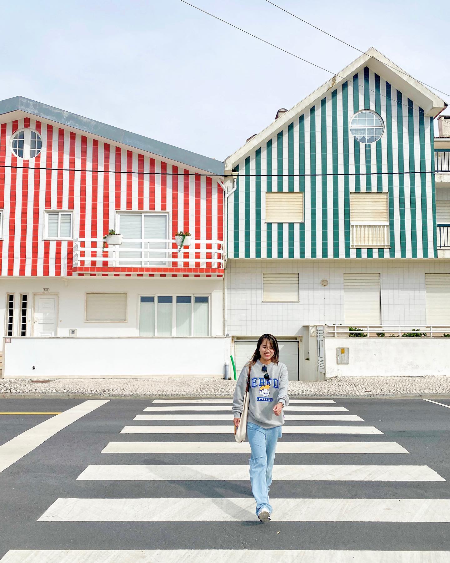 줄무늬마을 #코스타노바 #costanova 🏘️🌈
날이 흐려서 조금 아쉬웠지만 질릴 때까지 사진만 찍다가 옴ㅋㅋㅋㅋㅋ먼 바다에 나간 어부들이 집에 잘 찾아오라고 줄무늬를 그리기 시작했다는데 이제는 그냥 마을의 특징이 되어버려서 아직 줄무늬가 아닌 집들도 많아서 여기저기 광고가 붙어있다 집을 줄무늬로 색칠해주겠다는,,, 의미는 달라졌지만 어쨌든 스토리가 있으니 한번쯤 찾아가보는 것도 좋은 것 같다 포르투와 리스본 근교도시 중에 젤 기대했는데 사실 줄무늬집 빼고는 진짜로 볼것도 할것도 없고 식당도 다 너무 비싸서 생각보다 렌트해서 오는 사람도 많더라? 그래도 아베이루랑 묶어서 하루 일정으로 짜면 괜찮은듯!
.
.
#포르투근교 #아베이루 #포르투여행 #포르투갈여행🇵🇹