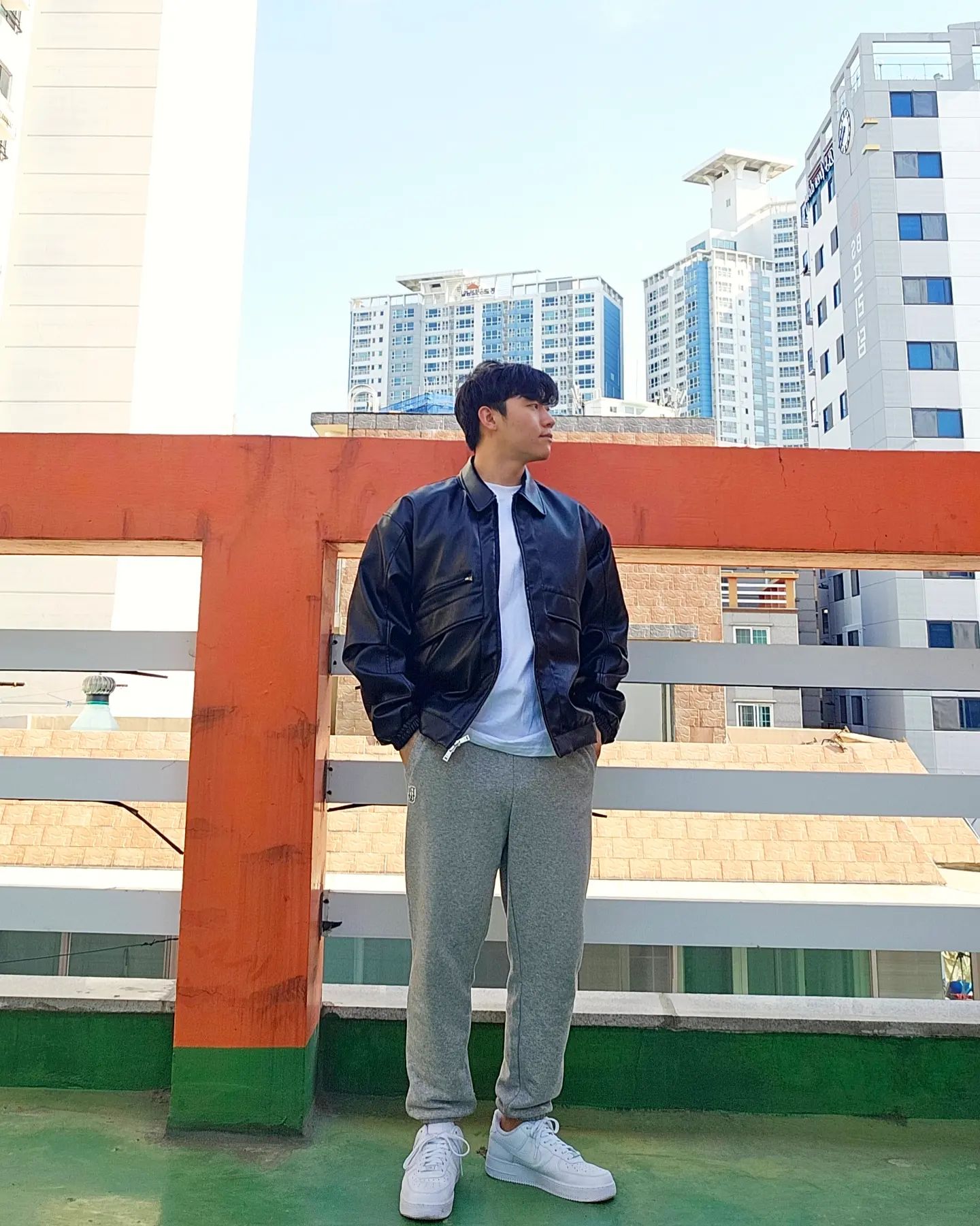 편하게 편하게~🫠🫠

상의 : code_graphy
이너 : lifework.official 
하의 : 보세
신발 : nike