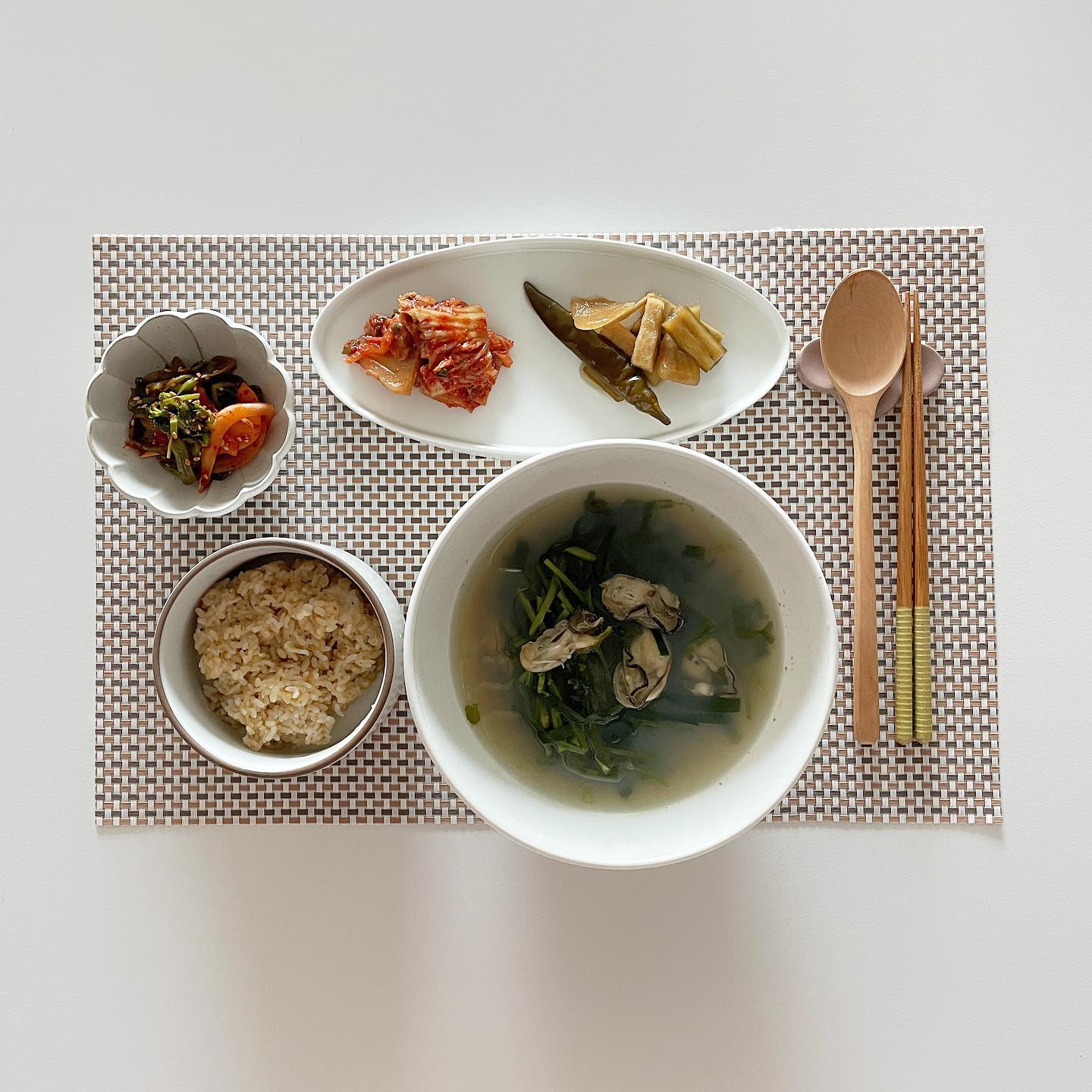 즐거운 쉬는 월요일이네용🤍 남편이 굴국밥을 해주겠다고 해서 누워있다가 차리기만 했어용😌😌
굴 가득에 시원~칼칼한 국물에 자꾸만 떠먹고 싶어지는 맛..❣️
미나리 팍팍 넣고 끓여서 향긋하니 속이 든든하니 건강해지는 기분이에요!ㅎㅎ