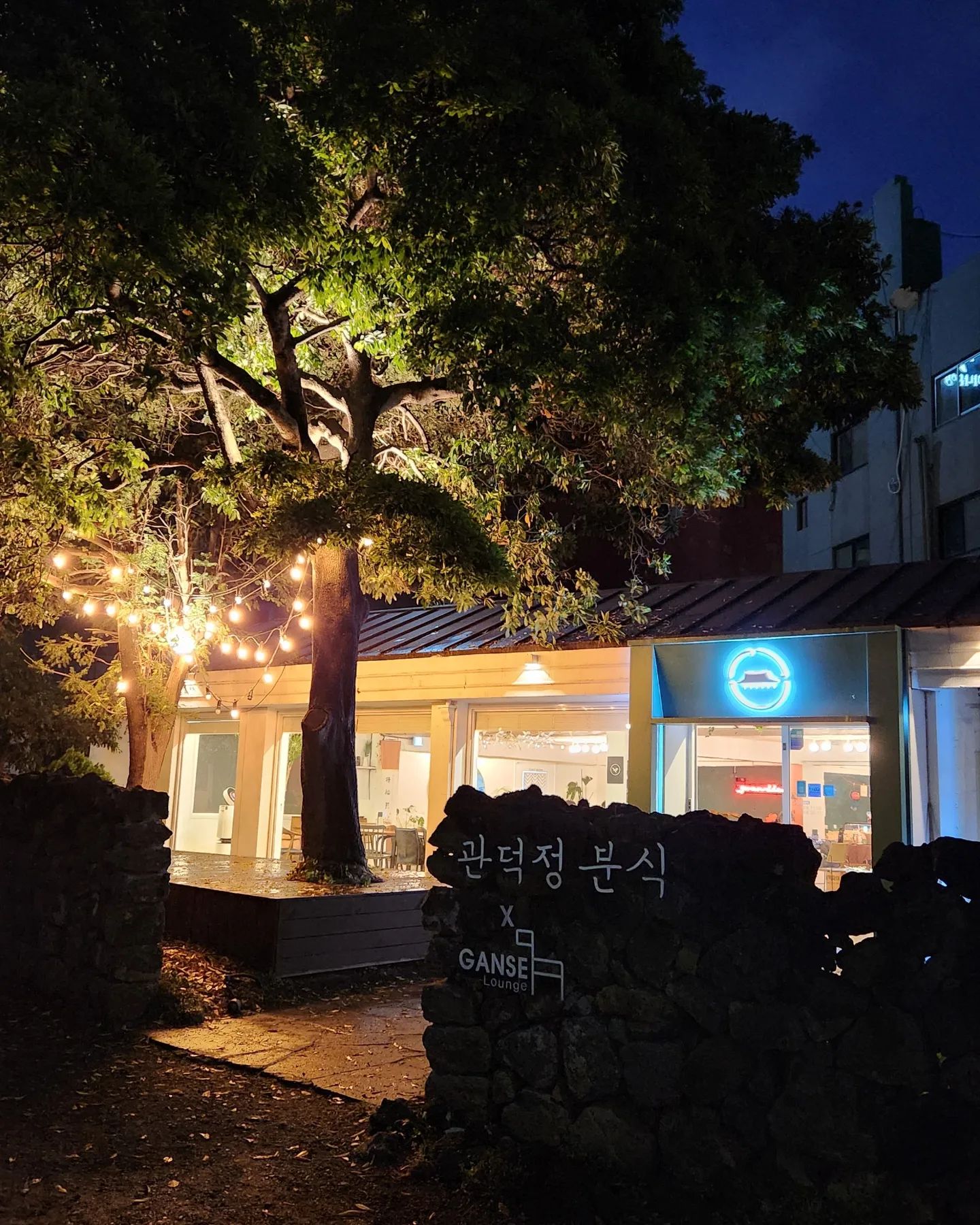무슨 분식집이 이렇게 힙하고 예뻐🍊