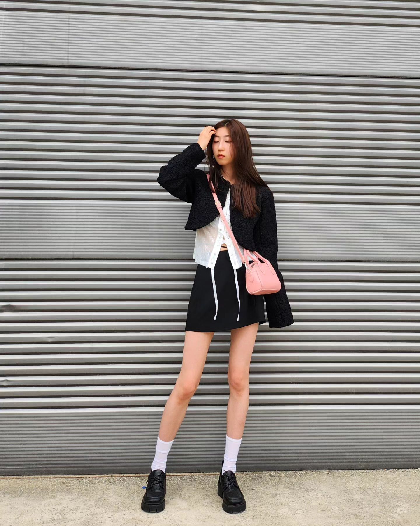 #광고 #협찬 #쓰다모 

ssdam.o 밍밍 볼링 미니 토트백 pink 

친구들도 탐내는 귀요미 가방💗

작아서 귀엽지만 들어갈 거는 다 들어가는 가방! 지갑, 화장품, 보조배터리 등 은근 수납력이 좋았어요💭 아무리 예뻐도 수납력 안 좋은 가방은 잘 안 매는데, 쓰다모 가방은 잘 매고 다녔답니다🫶 친구들이 예쁘다고 뺏어갈 수 있으니 조심할 것!! 

저는 크로스백으로 매는걸 좋아해서 착용했지만, 끈이 탈부착이 가능하기 때문에 가볍게 핸드백으로 들 수 있어서 여름 핸드백으로 딱이에요🥹
 

#핸드백쇼핑몰 #여름가방 #가방추천 #핸드백추천 #핑크가방