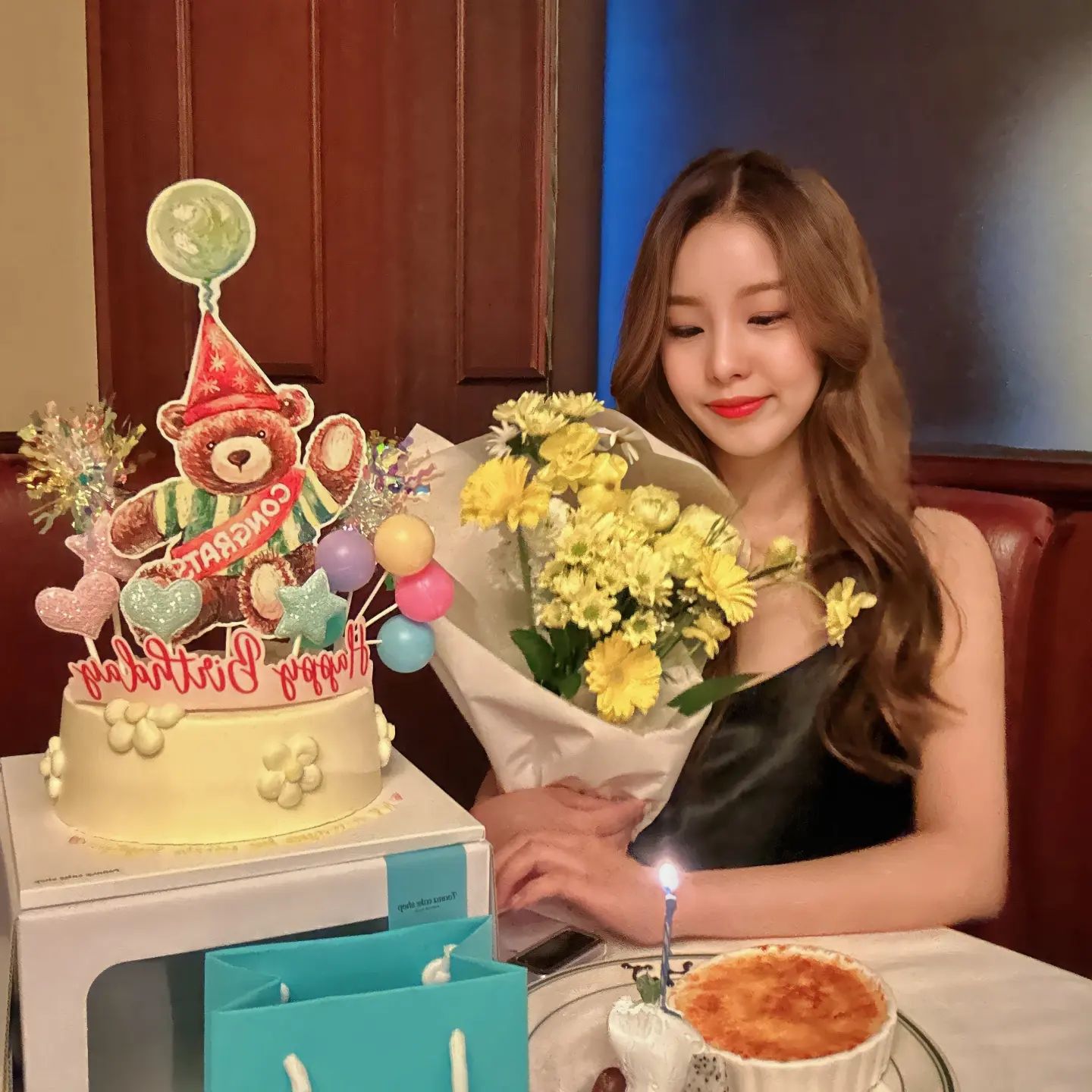 올해도 내 첫 생일파티는 너희와함께💛

대학생때부터 지금까지 한결같이 서로 존중해주고
아껴주는 우리라서 너무너무 소중하고 감사해 :)

나도 내가 뭘갖고싶어하는지 모르는데, 너희는알고있구
새벽같이 일어나서 꽃 수업들으러, 케익찾으러 다녀오구
노란색 좋아하는 내취향 맞춰서 준비해주는..🥲

올해도 너무 행복하고 감사한 첫번째 생일파티ㅎㅎ
.
.
.
.
.
#윤가혜 #사랑해 #HBD