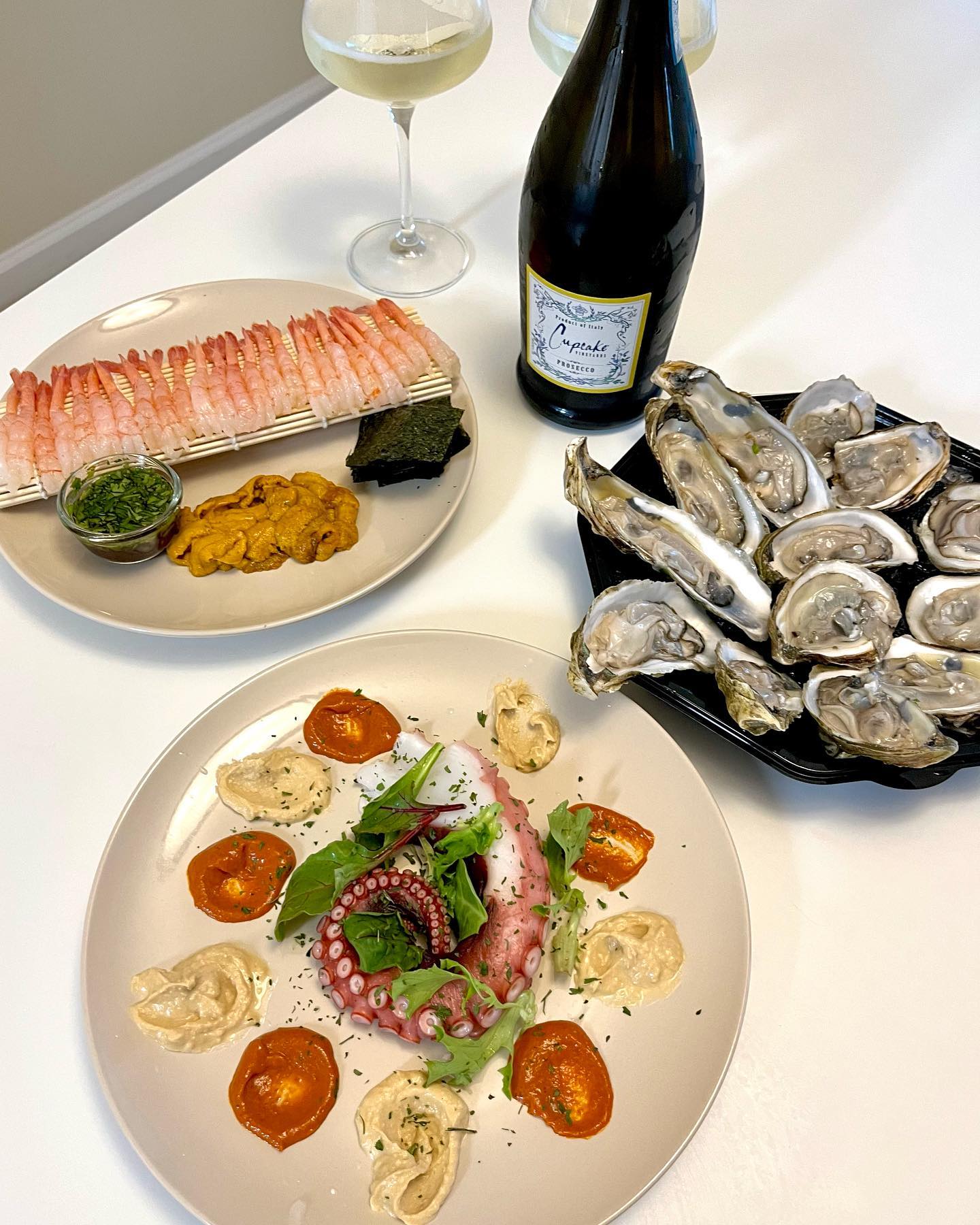 일요일을 마무리하는 저녁 만찬🥹❤️
오랜만에 브런치가 아닌 저녁메뉴를 들고왔어욤!! 요즘 빠진 문어와 후무스+야채 조합과 굴+특제소스(유자폰즈, 레몬즙, 고수,물) 조합! 그리고 항상 좋아하는 단새우니🦐