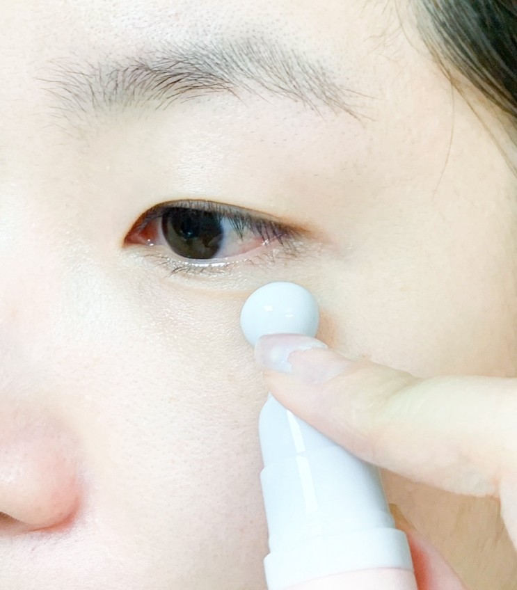 눈 밑 수분 충전 마사지까지! 올리브영 아이크림 '리르 아이세럼 스틱'