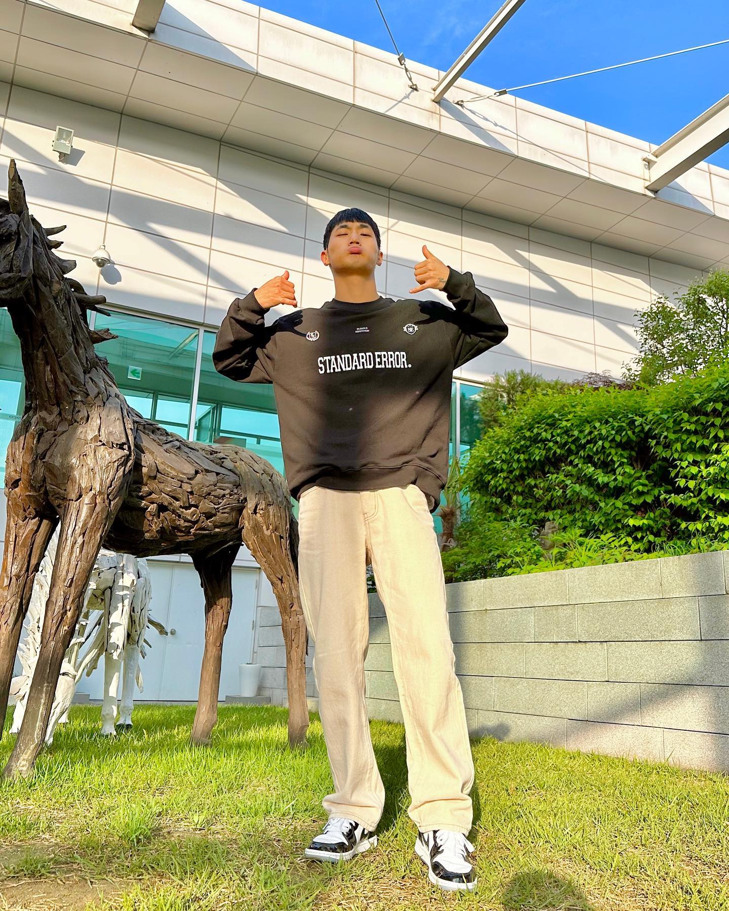 #협찬 @standarderror_official

짱짱하고 입었을때 엄청 편한 #맨투맨 👕
고품질 날염인쇄 프린팅과 옷의 변형을 막기위해 신경써서 만든 텐더/덤블 워싱😆👍

데일리로 입기 딱 좋은 고런 스타일💥

#스탠다드에러 #스탠다드에러맨투맨 #남여공용맨투맨 #세미오버핏 #캐주얼룩 #캠퍼스룩 #데일리룩 #맨투맨추천