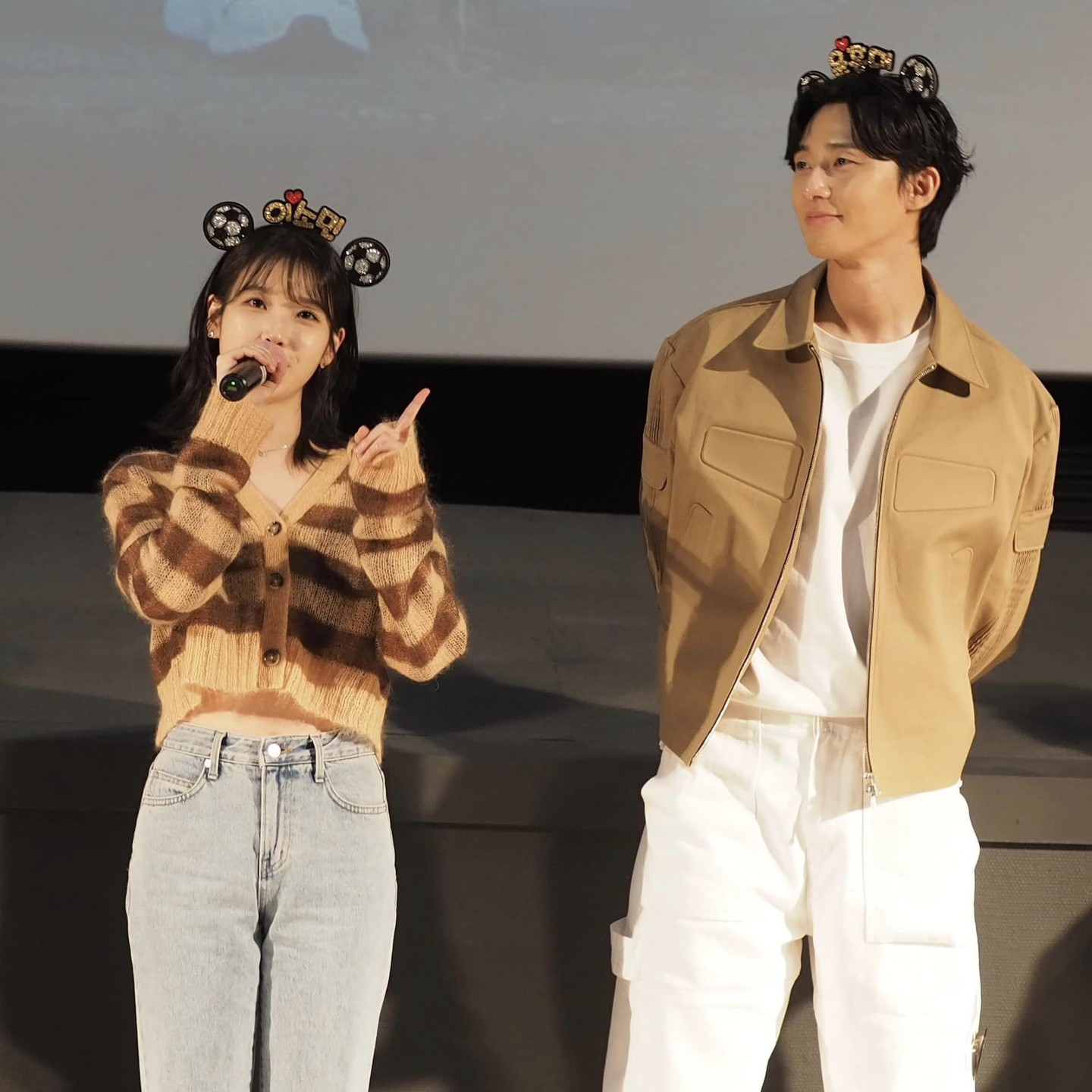 #드림 무대인사 
한번 말고 두번 세번 ... 
다섯번 보세요!! ㅎㅎ

배우 #박서준 #아이유 
오우우우우 ~~~~
실물영접할 날이 올줄이야 ~~
두 눈에 담고 담고 ~ 카메라에도 담고 ~~
