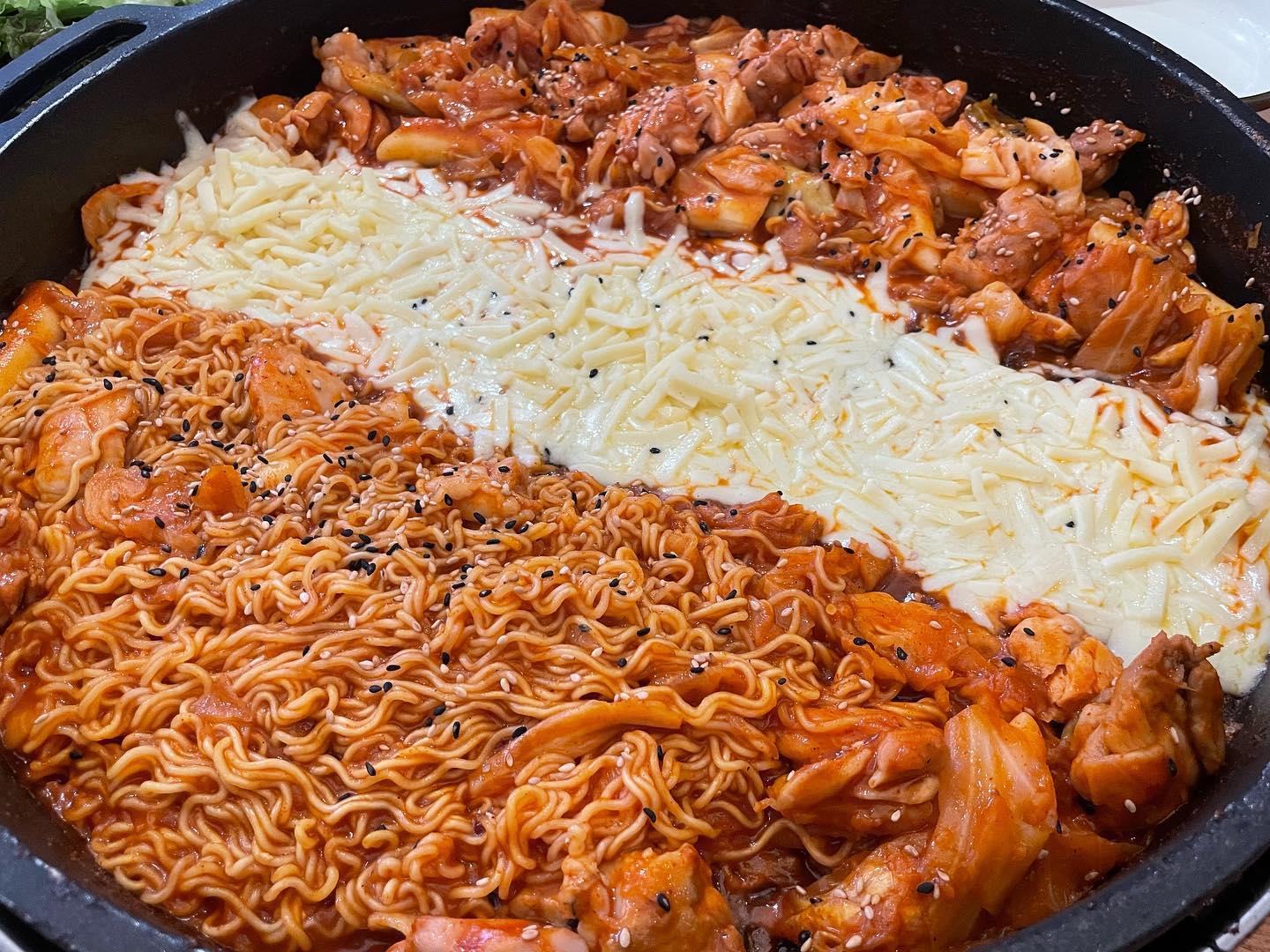 닭갈비 땡길때마다 가는 맛도리 집😏✨
#강남역 #장인닭갈비 

매운맛으로 사리랑 같이 먹으면 천국 고잡채
배고파서 사진이고 나발이고 한장 찍고 쿰척 

- 뼈없는 닭갈비 : 12,000원/인
- 2인 모듬사리 : 7,500원
(모짜렐라치즈, 떡볶이떡, 당면or라면)

순한 맛/중간 맛/매운 맛이 있는데,
중간맛도 매콤하니 참고 👀
매운맛은 불닭볶음면 정도 되려나?

무한리필인 셀프바에도 여러가지가 준비되어
있고 깻잎 덕후인 나는 깻잎 왕창 뜯어 먹기

✔️ 사리는 처음 주문시에만 가능

순수 모짜렐라치즈라던데 치즈 처돌이는
닭갈비에 치즈 싸먹고 앓아 누움 🫠