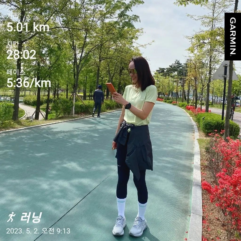 #오운런

오늘 아침!
#onerunningcrew  크루원들이랑
모닝런 하구 왔어요!

우와~ 오늘 날씨 진짜 덥네요!!
땀 별로 없는 제가
땀이 주르륵🥵🥵

그래도 뛰고 나니
뿌듯하고 상쾌합니다😊

맛있는 샌드위치도 먹고
행복하게 잘 뛰고 왔습니다!

예쁜사진과 영상 찍어주셔서
감사합니다❤️

run_.nana
seodongwook

#onerunningcrew 
#화요일아침
#청라호수공원 
#아침운동 
#오운런