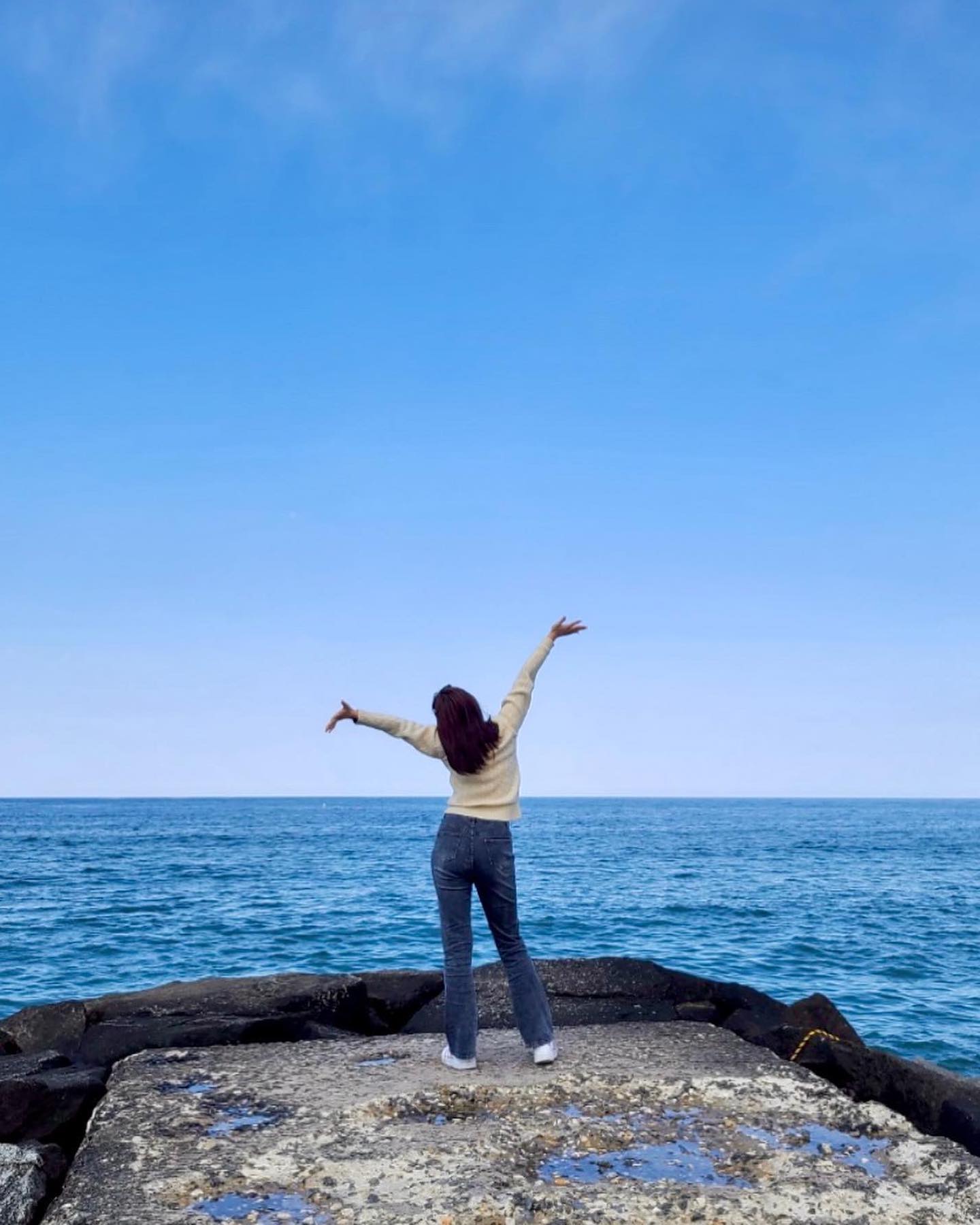#230501
바다 가고싶다 노래만 부르다가 달려간 강릉🩵
날씨까지 완벽했다
바다 실컷 보고
바닷물 실컷 만지고
바다 냄새도 실컷 맡고 왔는데도
또 가고 싶다아악
.
#바다좋아 #5월 #May