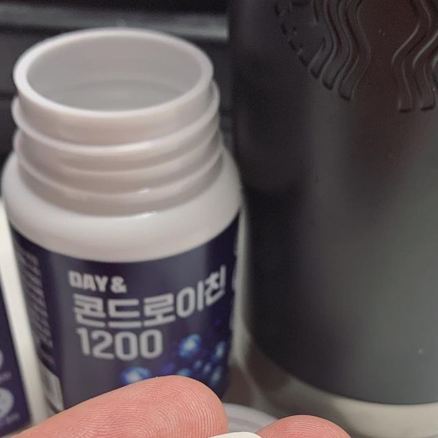 이동수 on Instagram: "#광고
운동부족으로 약해질 수 있는 연골, 하지만 저는 반대로 무리하게 운동을 하는 바람에 무릎이 시리고 통증이 있더라고요. 이럴 때 떠오르는 단어! #콘드로이친

콘드로이친 이름 한번씩은 들어보셨을꺼예요. 연골과 뼈 건강에 좋은 콘드로이친에 관심이 가서 검색해보다가 미국산 프리미엄 100% 상어연골분말이 함유된 #참앤들황토농원 #데이앤콘드로이친1200 을 딱 발견!

하루 한번 2정으로 간편하게 뼈, 연골 건강을 관리할 수 있어요. 작은 정제 타입으로 목넘김이 편해서 온가족이 함께 서로 챙겨주며 관리하면 좋을 것 같네요.

자사몰에 가입하면 첫 구매 할인 혜택을 받을 수 있습니다. 가정의 달을 맞이해서 부모님, 은사님, 주변 지인들의 건강을 참앤들황토농원 데이앤 콘트로이친 1200으로 챙겨주는 건 어떨까요? 

@chamndle_htfarm

참앤들황토농원 데이앤 콘드로이친 1200 제품 링크
https://htfarm.co.kr/

#콘드로이친1200#상어연골#관절건강#뼈건강#데이앤콘드로이친#건강식품#칼슘#관절연골#관절엔콘드로이친#저분자콘드로이친"