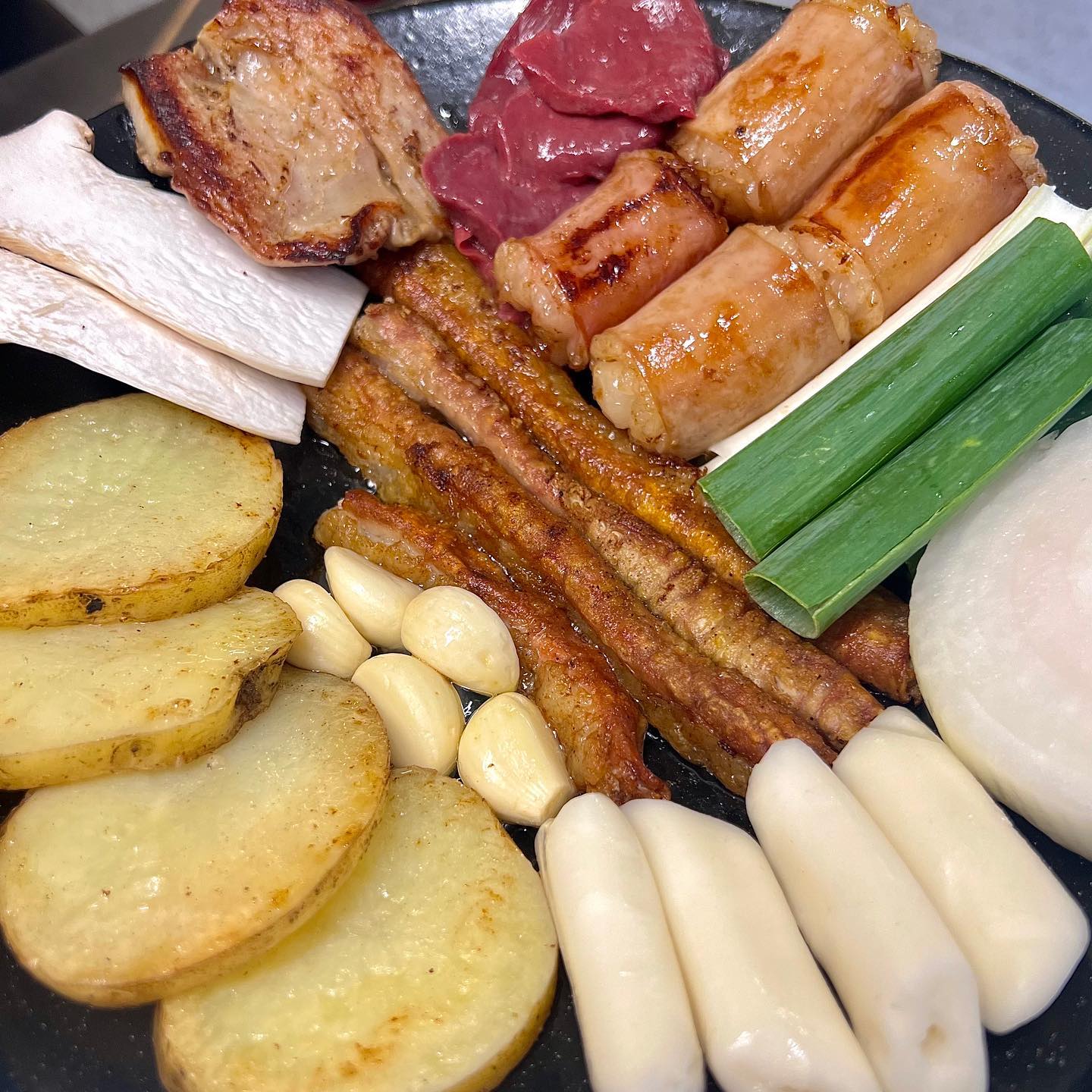 #협찬

생긴 지 오래 되지 않아서 가게도 깔끔하고,
직원분들이 다 구워주셔서 짱 편함. 👍🏻
한우모듬 2인 + 모히토랑 
(소주도 추가 주문함 😏)
특제 소스에 찍어서 부추랑 같이
싸 먹으면 곱창 맛집 인정. 🫶🏻

#옥계노루 #둔산동곱창 #둔산동맛집 #대전곱창
#대전맛집 #곱창맛집 #한우곱창 #대전맛집추천
#먹스타그램