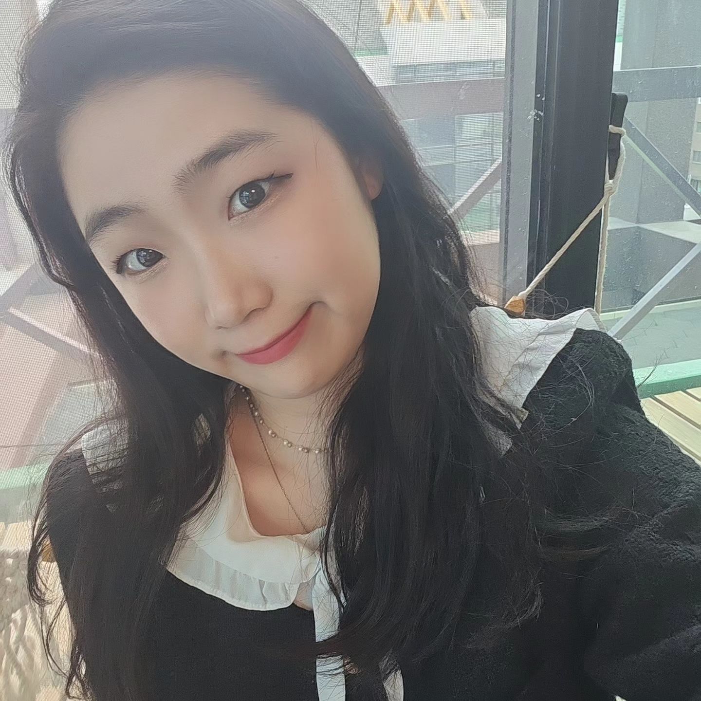 어릴땐 곧 잘 웃으면서 사진찍었던거같은데..요즘은 카메라앞에서 영 어색하네요☺️
잇님들은 셀카찍을 때 미소가 잘 나오나요?