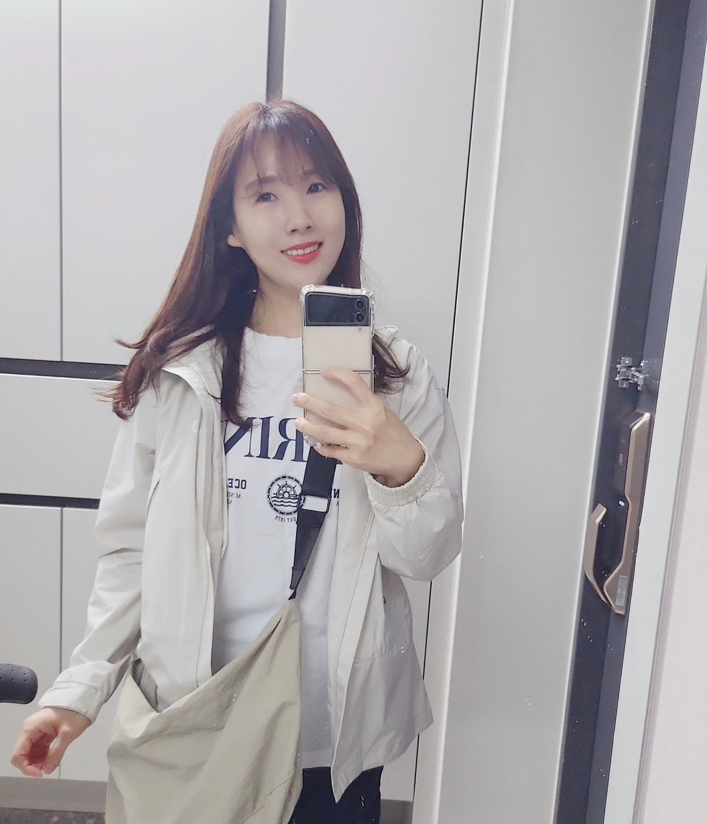 비오는 연휴 잘보내고 계신가요❔️

저희가족은 감기로 집콕!하다가
잠시 마트가려던 참에

거울셀카!!
아주미도 찍어봤어요😆
볼하트도...요.....🙈

남편한테 사진 세개중에 뭐가제일예뻐❔️
물었더니 마지막 사진이라고 하네욤🤔

저는 볼이 슬림하게 나온 첫사진이 좋은데 말이져😉

남 녀  보는눈이 다르다! 라는 말이 있던데
남편과 저는 늘 보는눈이 다르더라구요~

하긴쓰..
뭐든 좀 안맞아🤣

가정의달 첫주 행복하게 보내세용💛