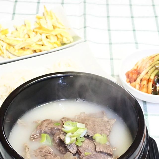 하하하호호맘 on Instagram: "(광고) 비오늘 날엔 뜨끈한 국물이 생각나죠~! 하하하호호맘네 #오늘저녁메뉴 국풍설렁탕 뚝배기에 팔팔 끓여서 맛나게 먹었어요~^^ 🥘 국수소면 삶아서 같이 말아