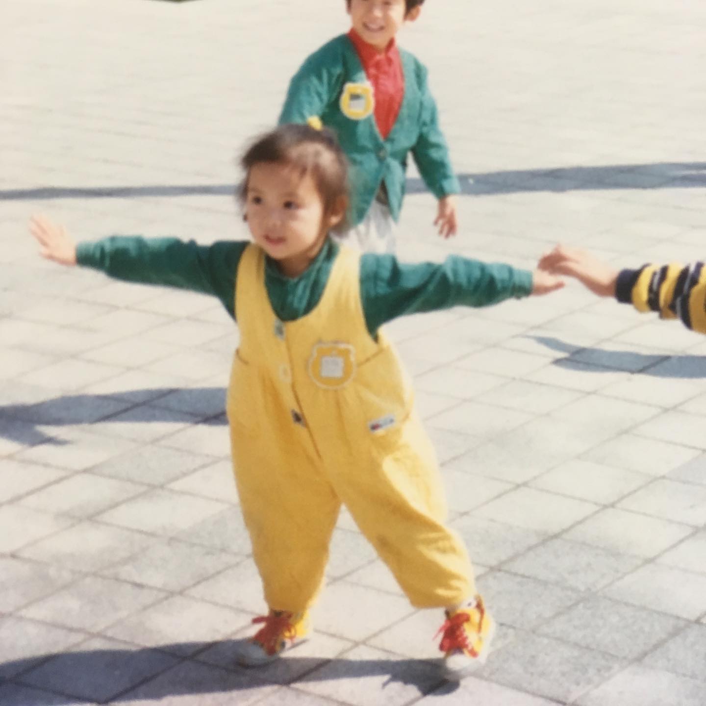 어린이날🐣 

어린이 이라니👶🏻👧🏻💛
그리고, 지금 내 나이보다 어린 엄마미👩🏻❣️

4살의 이라니는 침대를 사주면 혼자 방에서 자겠다고 엄마랑 딜을 했고, 레스토랑가서 돈가스를 칼질해서 먹겠다고 했다. 
엄빠 손 양쪽으로 잡고 맨날 그네 태워달라함😅

얼집 원장님한테 나 납치되면 안되니까, 집까지 꼭 데려다달라고 하고, 원장님 남편이 까까 사무라고 돈주니까 만날때마다 까까사먹게 돈달라고하는 기가막히고 코가막히는 어린이였다😆

그리고, 나만 동생없다고 동생 만들어 달라고 노래불렀지😝
동생들이 생기니 한동안 질투를 오지게 했다고 한다…