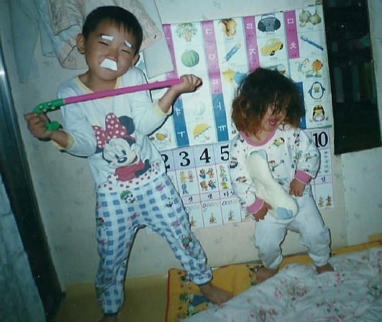 어린이날 기념 우리 어린시절과 현재
현재나이 28세 김정빈과 25세 김예은 
#kindertag #어린이날추억팔이