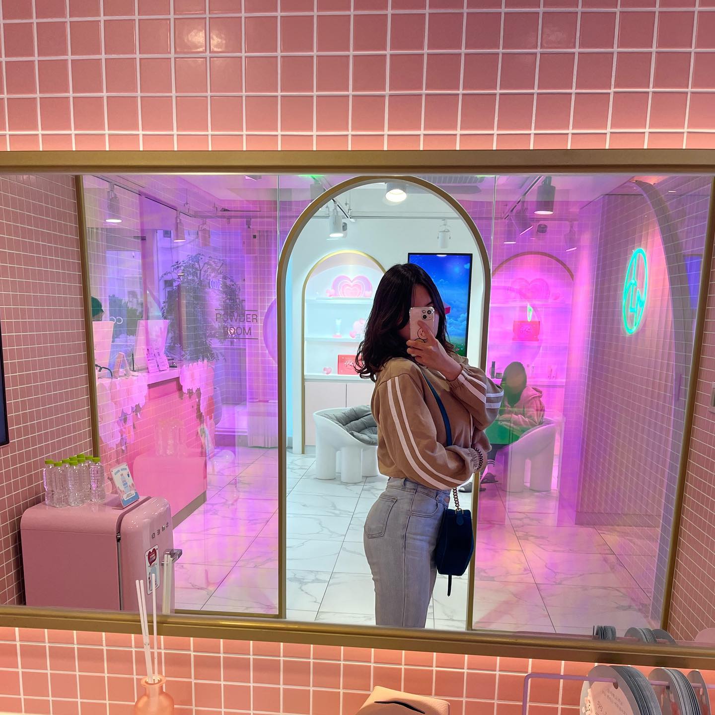 🫶🏻애플힙관리 1회차🫶🏻
상체관리 먼저 진행하면서 처음 같이받은 애플힙관리🍎
원래 하체뭉치면 엉덩이를 풀어줘야한다는데 끌리메도 그런느낌이었다
여행하면서 엉덩이가 왜아프지?계속 생각했는데 생각해보니 애플힙관리 받을때 풀어준 부분이였음😂
관리받고찍은 내온도니 쪼끔 업된거같기도??ㅋㅋㅋㅋ