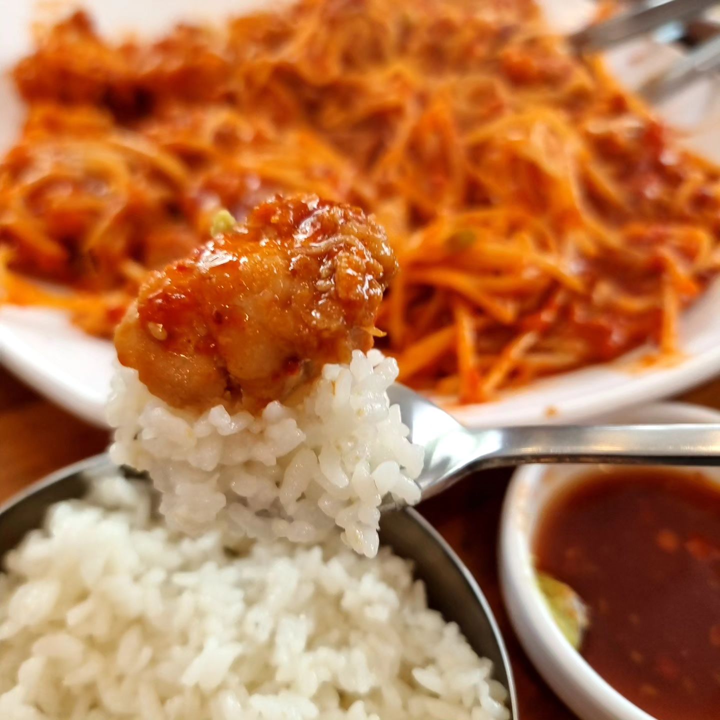 #미조리해물찜 #진천동맛집 #협찬

국내산 순살 아구찜 (중) +곤추가 (5.0)

​살이 통통하게 오른 아귀살도 두툼해서 식감도 좋고,

부드러운 아귀살에 아삭한 콩나물까지

간장와사비 소스에 찍어 먹으면 더 맛이 좋아요.

중독적인 달콤 매콤한 양념이 너무 매력적이예요.

싹싹 긁어서 밥에 쓱~싹 비벼 먹어도

순한맛이라 크게 자극적이지 않아 끝까지 

숟가락을 놓을 수가 없었어요.

밥도둑!  술 도둑이 따로 없어요 ㅎㅎ

대구 달서구 월배로14길 16 1층 미조리해물찜
영업시간:10:00~02:00​

☎ 0507-1342-9807

※ 주차, 포장, 배달, 예약, 무선 인터넷 ※

#대구미조리해물찜 #진천동미조리해물찜 

#진천역해물찜 #미조리해물찜진천점 

#대곡동해물찜 #진천역맛집 #진천동밥집 

#진천동#진천역밥집 #달서구해물찜맛집​

​