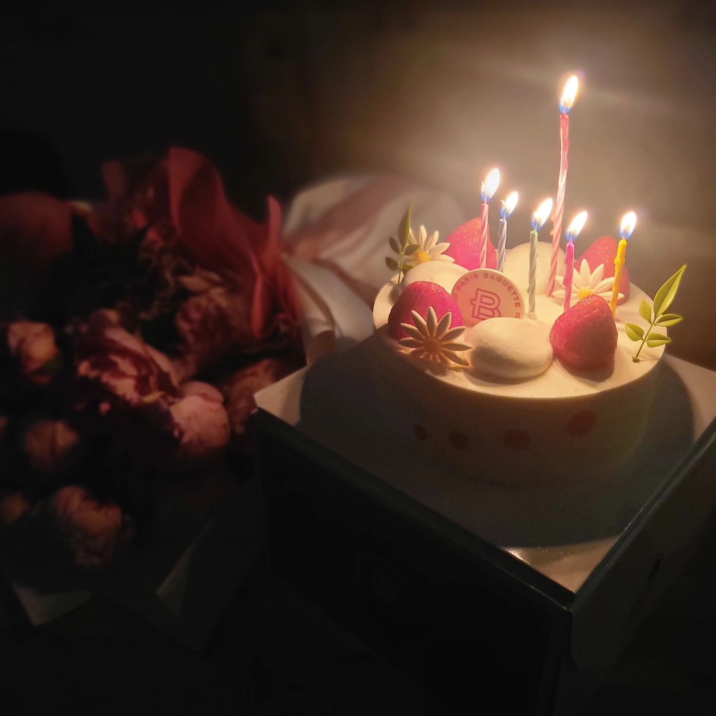 ♡ 15주년 결혼기념일 ♡

오랜만에 한 잔 🍻

연애적 많이 먹었던 조합
치킨 + 골뱅이 🍗 주문 후
연애적 소환해서 이야기도 나누고

집에선 아이들이 준비해준
케키에 같이 촛불 켜고 🎂

호우주의보임에도 불과하고
케키 사러 다녀와준 울 둘찌 고맙고
 
내가 가장 좋아하는 꽃 선물해준
후빠님 고맙고 

첫찌는 말만하고 행동은 안했지만
마음만으로도 고마워
우리 가족 모두 사랑해요🩷

#오늘의기록
#5월5일 #결혼기념일
#이제어린이날은없어요
#크라운맥주 #작약 #피오니 #🩷