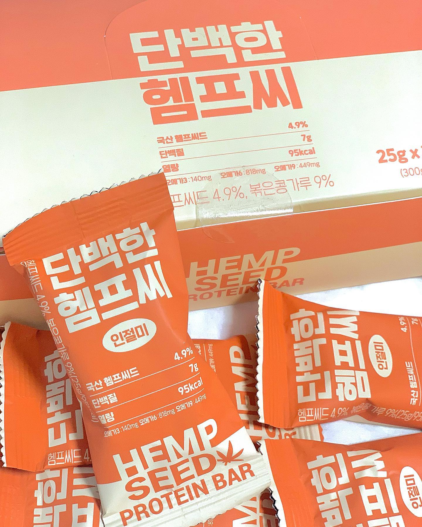 #협찬 #담백한헴프씨
발 다치고 배달음식만 시켜 먹었는데 담백한 헴프씨 단백질바로 건강하게 먹으면서 다시 건강해져보기로!!🌾🤭💗💗💗

카카오, 인절미, 진저레몬 3가지 맛 중 인절미 맛으로✔️✔️
한 박스에 12개 들어 있다!
슈퍼푸드 헴프씨드에 오메가 3•6•9 함유➕단백질 함유량이 닭 가슴살, 달걀🥚보다 많아서 운동 전후나 식단 관리 하시는 분들이 드시기도 좋을 거 같다!🚵‍♀️💪🏻

주말 내내 비가 온다지만 즐거운 소식 하나 알려드리자면💛
출시 기념 특가 이벤트~5.31일까지
담백한 헴프씨 50% 할인 및 2+2 이벤트를 진행한다고 한다〰️〰️🤗 얼른 쟁여 놓을 기회닷9_9

#안동농협 #단백질바 #헴프씨드단백질바 #프로틴바 #에너지바 #저칼로리바 #다이어트간식 #단백질바추천 #프로틴바추천 #운동간식추천 #저칼로리간식 #다이어트보조제 #다이어트단백질바 #저칼로리간식 #저칼로리간식추천 #다이어트간식추천 #저칼로리식단 #식단조절간식 #식사대용 #슈퍼푸드 #오메가간식 #영양간식