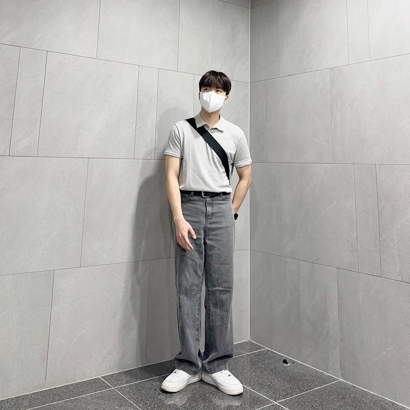 더워서 반팔 꺼냈더니 밤엔 얼어죽을뻔…
.
.
.
.
.
Top : projectm_daily 
Pants : none
Shoes : nike 
Bag : hazzys_official 
Acc : musinsa_standard
