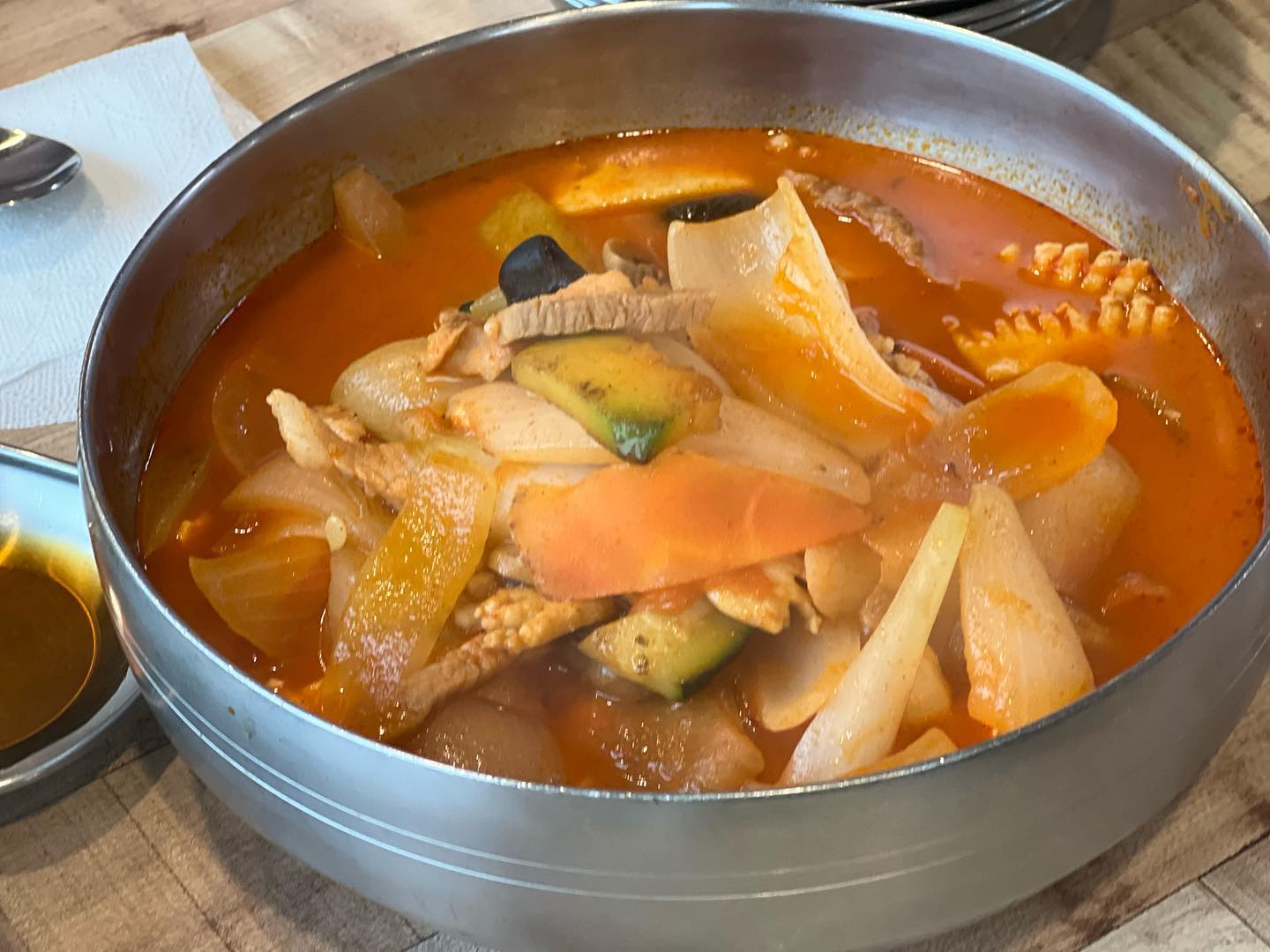 특이하게 짬뽕에 면이 아닌 몽글몽글 순두부가 가득해서 맛있다.
서울 근교로 드라이브 와서 먹고가기 좋은듯.
특히 오늘처럼 꾸물한 날씨에 추천!

#거해짬뽕순두부 #영종도맛집 #무의도맛집 #인천공항맛집