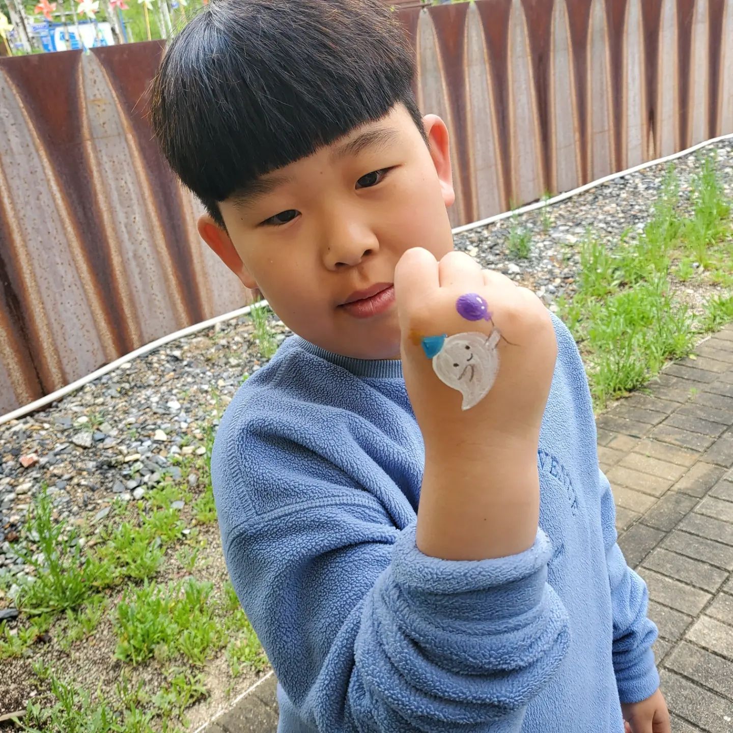 .
비가 계속 내려서,
써윤이 심심할까바
잠깐 나갔다옴,ㅎ
어린이날 행사하길래,
#한방엑스포공원
페이스페인팅, 퍼즐맞추기, 탁구공공인, 제기차기 등 체험하고 스탬프도장을 찍고나면,
뽑기하고 선물을 받을 수 있다 :)
나도 해보고싶었는데...서윤이가 다함ㅠㅎㅎ
그동안 인형뽑기로 돈날린 보람있게 한방에 다 뽑아버림ㅎㅎㅎㅎ
뮤지컬 인형극도 보고 알차게 놀고왔넹!
.
.
박람회할 때 다시오자!