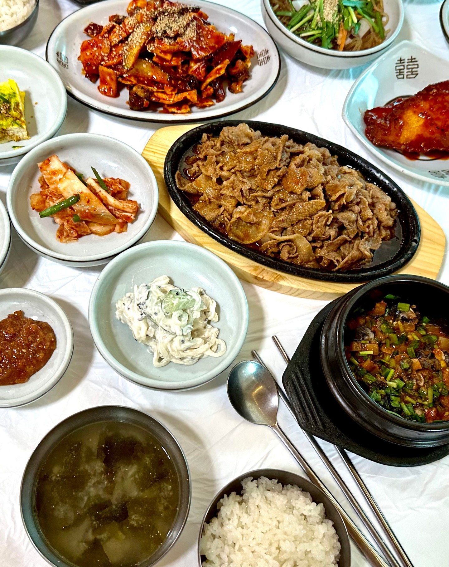 #우렁각시쌈밥

가성비, 가성비 다 잡은 경주의 #우렁쌈밥맛집

경주 배동의 삼릉 근처에 위치한 곳.
주차 공간도 넉넉해서 단체도 문제없어요!

동네 아저씨들이 많이 보이는 찐맛집.
신선도 최고인 쌈 야채가 무한 리필이 가능한 곳입니다 ✌

밑반찬의 개수까지 포함하면 10여가지 정도의 음식이 나와요.
매콤하고 후추 맛이 가득한 제육 볶음과
보글보글 뚝배기에 나오는 우렁이 강된장이 일품인 곳!
그리고 동동주와 같이 먹으면 새콤한 맛이 올라오는 우렁이 회무침까지 🤟

까탈스러운 엄마 입맛까지 저격해버린 경주 삼릉 근처 우렁이 쌈밥입니다 🙆‍♀️
-
#경주우렁각시쌈밥
🚩 경북 경주시 삼릉 2길 21 (배동 673-2)
🕐 매일 11:00 - 22:00
📞 054-746-0007
🚘 대형 주차장 보유