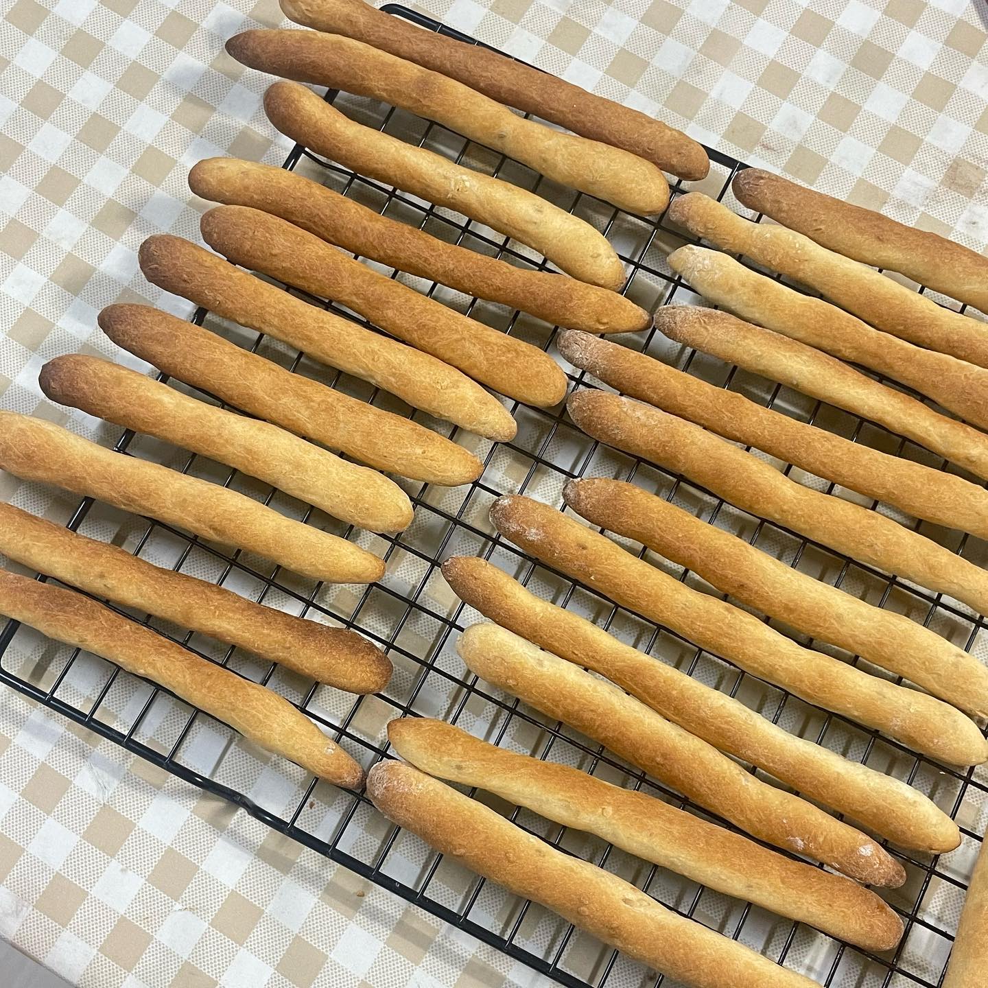 오늘의 홈베이킹 참깨와 통밀가루를 섞어 두배로 고소한 #그리시니 🫶🏻
저는 과자처럼 바삭한 그리시니를 좋아하는데 가족들은 살짝 바삭쫄깃한거 좋다고 ^___^ 그래서 저는 먹기전에 에프에 구워 빠삭하게 먹습니다  짭짤하면서 꼬소해서 인간사료재질 ..😙 넋놓고 먹으면 계속들어감 주의
.
.
.
#수댕_베이킹 #grissini #breadsticks
