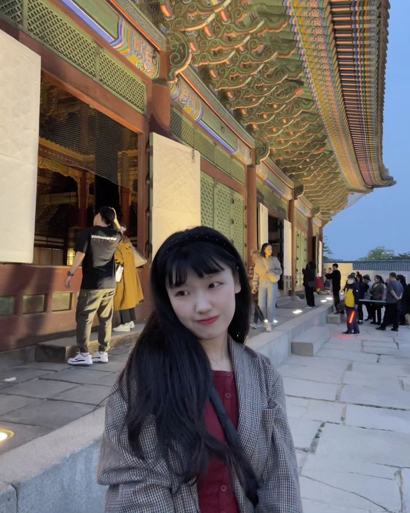 이사하느라 사진찍을 포토존을 못만들어서 일상 사진좀 풀어보겠읍니다...❤🖤

경복궁 야장개장 4월부터 할 수있던거 알고 계셨나요?! 저도 티켓팅해서 다녀왔슴니다 🙃

교과서에서만 보다가 이번에 경복궁을 실제로 처음 봤는데요 .. 생각보다 너무 크고 너무 예쁘고 웅장해서 놀랬어요...!!! 모든 곳이 다 궁을 배경으로 사진 찍을 수있는 포토존이였답니다 😆

사람이 엄청많았지만 너무 넓었고 티켓있는 사람만 입장 가능해서 구경하기 너무 좋았어요..❣❣❣

특히 경회루 너무예쁘죠...!?!?!! ㅜㅜㅜㅜㅠㅠ｡ﾟ( ﾟஇ‸இﾟ+)ﾟ｡아무렇게나 찍어도 증말 레전드샷이엿어요.....ㅠㅠㅠㅜㅜ 물에 비친 경회루 너무 영롱하죠..🩵💙

경복궁 야간개장 안가보신분들 꼭가보세요!!!!!!! 산책하기에도 좋고 입장료도 3000원에 저렴해서 5월 저녁데이트코스로 추천..🌃 (한복입으면 티켓안끊어도 들어갈수잇대요!!)

+) 마지막은 제발 이제 집에가고싶어요 짤입니다..... 너무 넓어요...다리아파요.......(ू˃̣̣̣̣̣̣︿˂̣̣̣̣̣̣ ू)