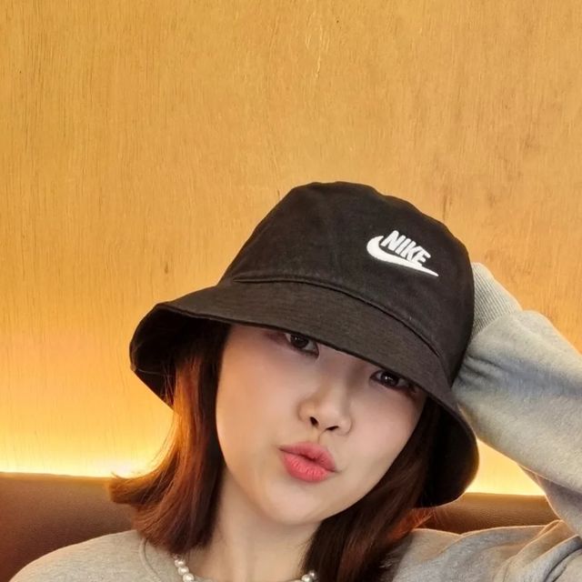 데일리쩡쓰 on Instagram: "#광고 ◻️ @standarderror_official 세미오버핏이라 편하게 꾸안꾸룩으로 입기 좋은 스탠다드에러 맨투맨❤️ 고품질원단, 고품질 디자인 인쇄에 덤블 후가공을 거쳐서 옷