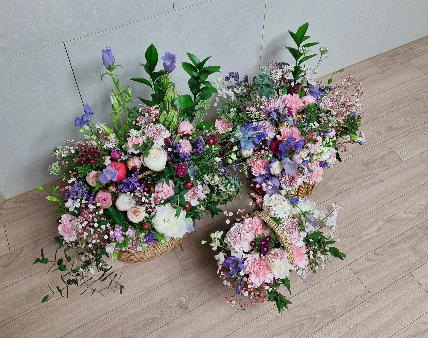 🌼⚘️🌷🌹🪻
집에서 어버이날 맞이 꽃바구니 만들기
엄마랑 꽃집을 차려야게따😚❤️
.
.
.
#어버이날 #셀프꽃바구니 #꽃꽂이
#엄마랑 #꽃집을해야하나
designhada_  #야소정원 대표님의 피땀눈물 아름다운 꽃들로 탄생한 꽃바구니🥰