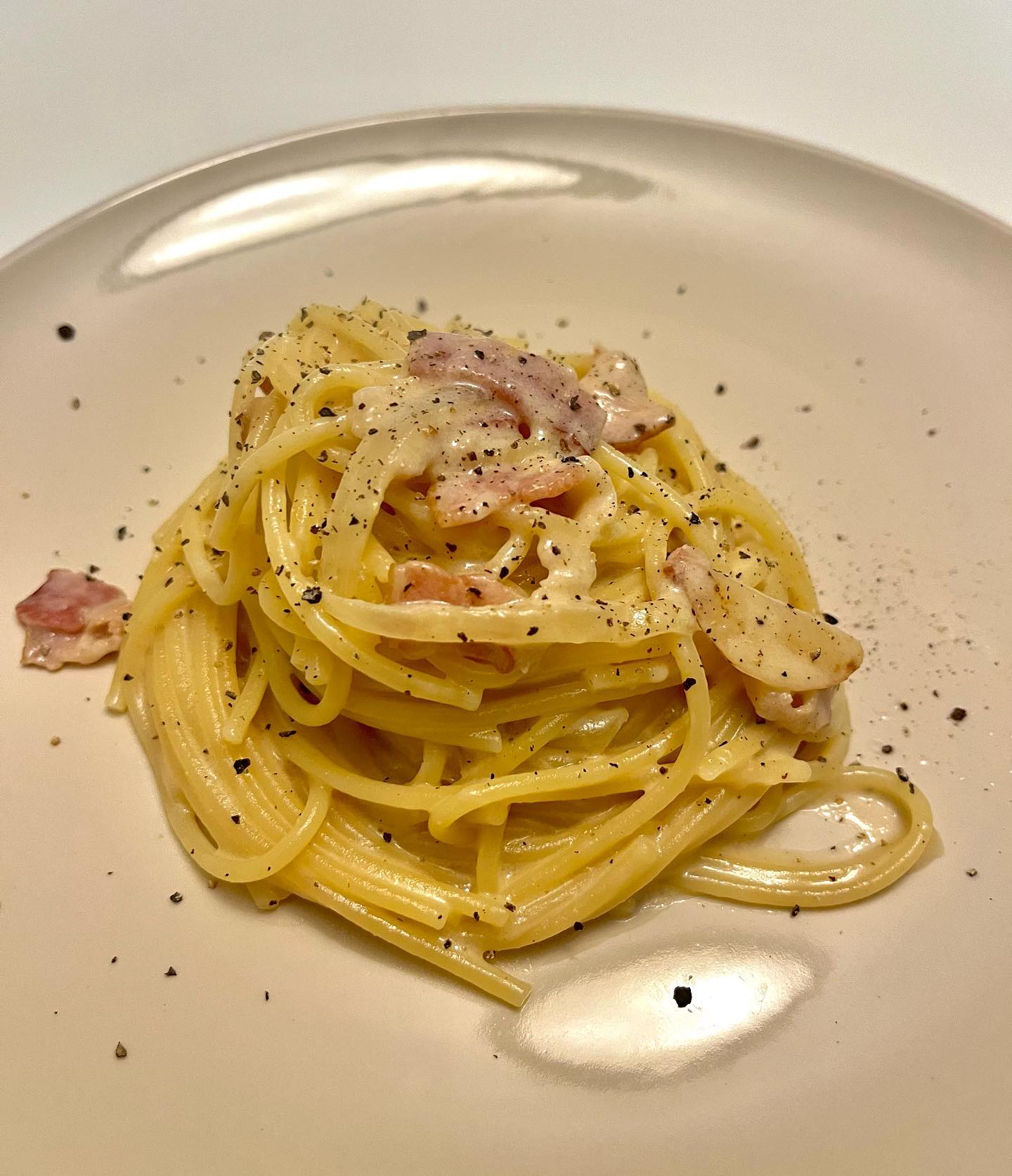 해장 깔보나라🥓🧀🤍 다들 해장 어떤걸로 하시나욤? 저는 그때 그때 다르긴한데…햄버거나 깔보나라같은 느끼한걸로 해장하는걸 좋아해요🫠 예전엔 무조건 냉면에 돈까스였는데 점점 바뀌고 있어요ㅎㅎ,,다들 행복한 일요일 보내시고 맛난거 많이드세요!!

#까르보나라 
- 버터에 양파를 볶다가 베이컨 추가
- 우유 200, 물 200, 다진마늘, 모짜렐라 치즈, 소금 살쨕
- 면이랑 섞섞하면 완성