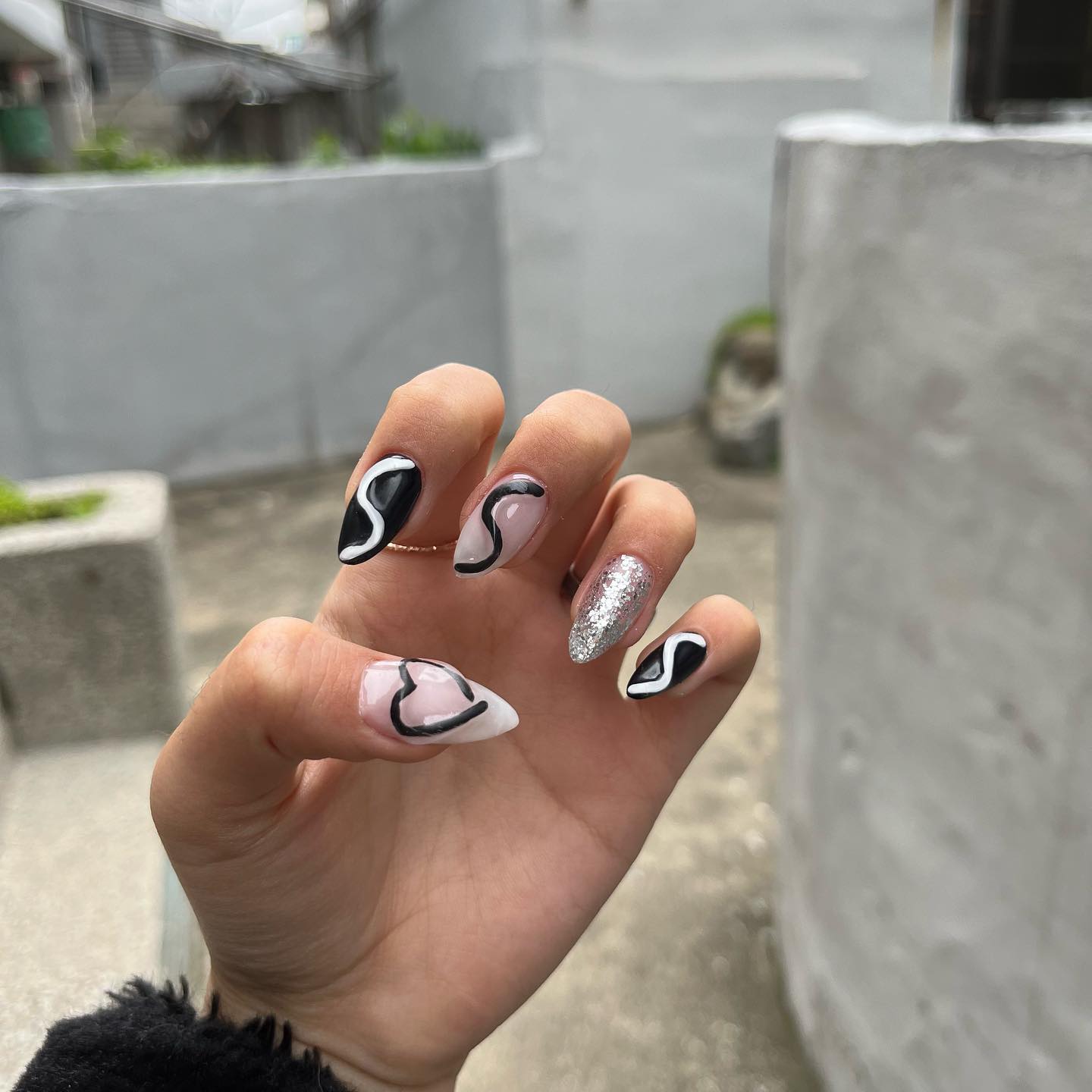 💅🏻

#셀프네일 #네일아트 #엠보네일 #블랙네일 #화이트네일