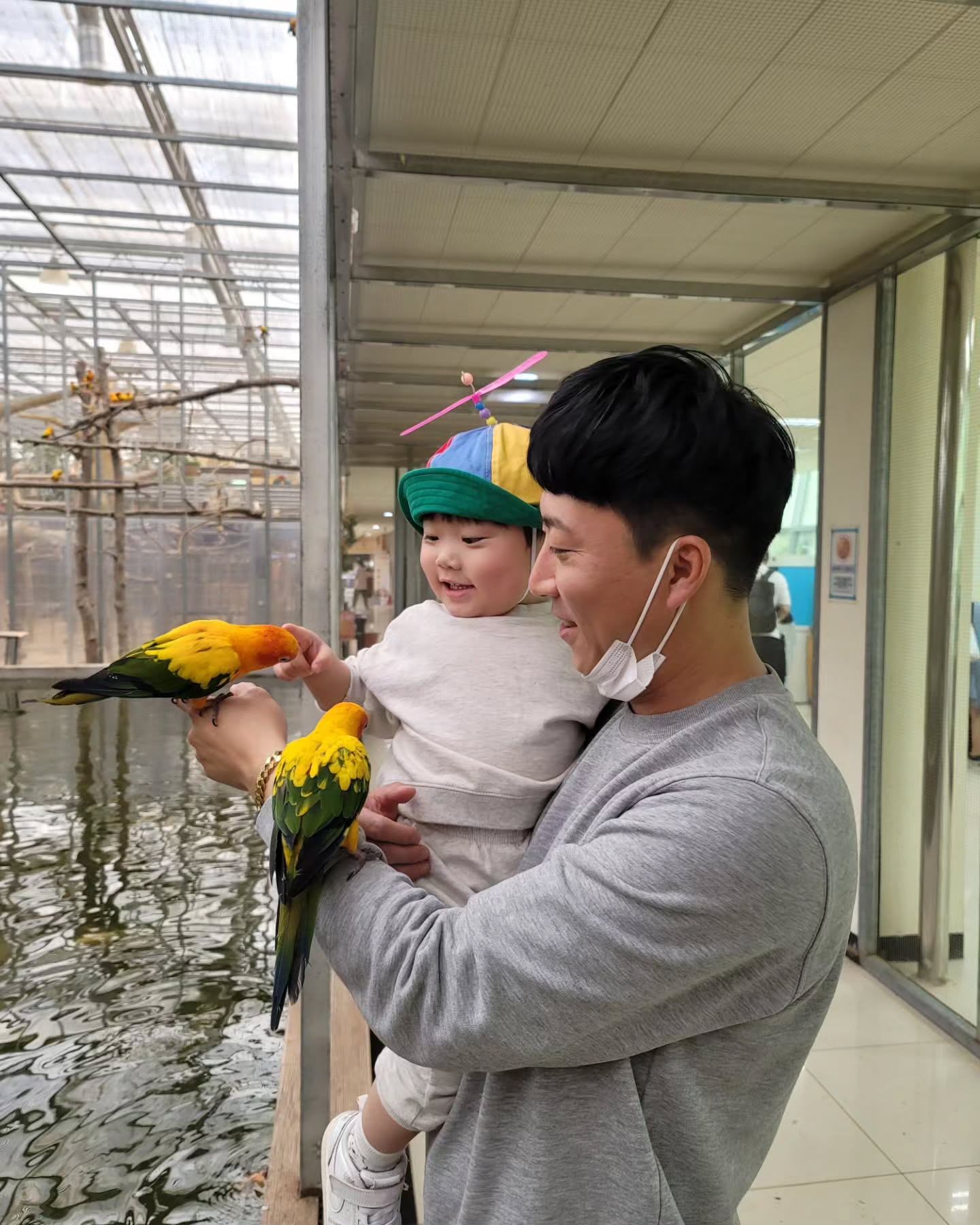 #경주버드파크🐦 #우와우와남발 𐨛 𐨛 #아주좋아함
#아빠와아들샷 #잘나왔다그램

요즘에 눈가주름이 부쩍 많아진
40짤 남편을 위해 참여합니다🥺
#AHC #AHC가정의달이벤트 #플레저부케에디션