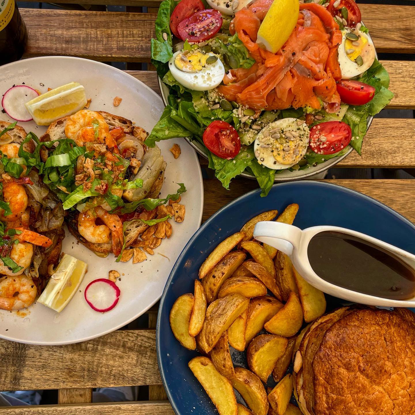 밤리단길 영국 브런치 맛집🇬🇧
#진저앤트리클 #밤가시브런치맛집 

영국 출신 셰프님께서 음식의 재료를 직접 만드시는데
인공색소, 인공향료 및 보존제, 감미료가 들어가지 않는다고 해요!👍

저의 또또또또또간집으로🫶🏻
어떤 메뉴를 시키더라도 실패가 없었어요!
음식 하나하나에서 정성이 느껴지거든요

‼️메뉴가격은 변동이 있어 매장 메뉴판을 참고️해주세요‼️
✔️연어샐러드
토마토, 오이, 메추리알 그리고 훈제연어와 아보카도가 있었는데 아보와 연어의 조합은 말해 뭐해~ 이 집만의 특별 상큼 달달한 샐러드 소스 맛에 맛은 더 맛이 있었다

✔️부르스게타 카마든
매콤하게 버터에 구운 새우와 카라멜라이즈드 어니언을 얹은 사워도우 토스트인데 개인적으로 나는 맵지 않고 구운 양파의 단맛이 더 강했다

✔️스테이크&에일파이
직접 만든 페이스트리에 소고기와 야채를 영국식 파이 안에 담겨 나오는데 고기 파이를 처음 맛봤는데 파이의 식감이 바삭하고 겹겹이 된 파이라 정말 맛있게 먹었다 개인적으로 소스가 간이 있어서 찍먹으로 먹었다

🍹 오가닉허니듀, 옥스포드 스무디
옥스퍼드 스무디는 딸기, 블루베리에 꿀 넣은 스무디인데 블루베리 맛이 더 강해 달달한 블루베리의 맛을 느낄 수 있었다 (꿀 조절 가능)
오거닉 허니듀는 영국에서 파는 맥주인데 알코올 5%로 맥주의 쓴맛과 마무리에 꿀맛을 느낄 수 있어 먹을만 했다

🌱#비건브런치 메뉴ㅇ
🦮#애견동반카페 자세한 내용은 #진저앤트리클 인스타그램 참고

💜 진저앤트리클
📍 경기 고양시 일산동구 일산로441번길 41-17
✔️ 예약불가

#쭈추천맛집#쭈먹_일산#진저앤트리클#영국식브런치#일산브런치
