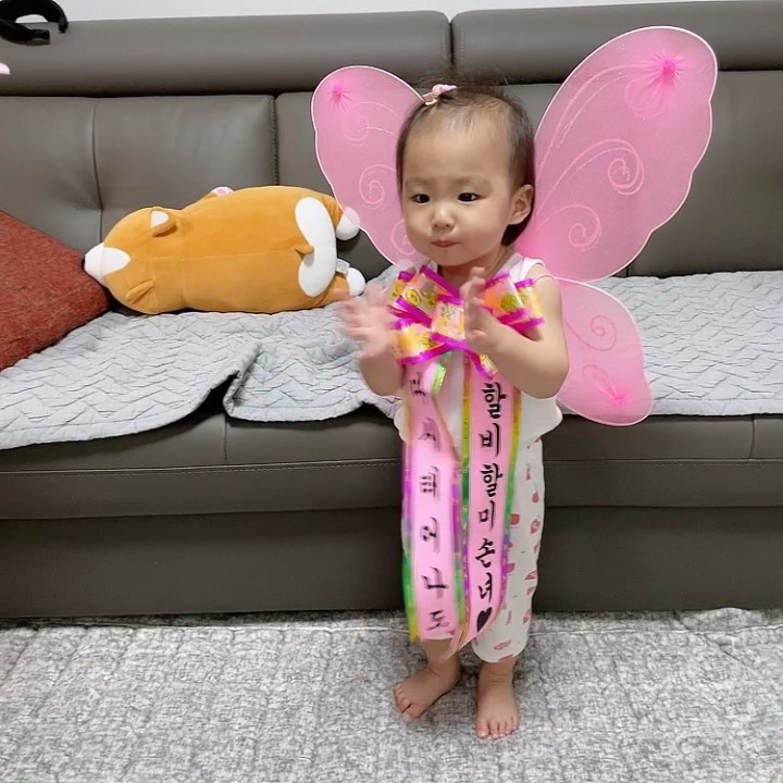 🐥생후 493일 기록🐥

.
.
.

다들 어린이날 연휴는 잘 보내셨나요?

리원이는 이제 완전히 다 나았어요❤️
걱정해주신 분들 다시 한번 감사드려요ㅠㅠ!!!

이번주동안의 리원이는 좋은 컨디션으로,
제 부모님댁에 약 5일간 머물렀다가 다시 천안으로 왔어요
대구에서 산토끼동산도 다녀오고, 내복 차림으로 어버이날 기념 이벤트(?) 나비 날개 달아서 어린이날 용돈도 받고, 피아노도 두드려보고, 시부모님댁에도 다녀오고 나름대로 바쁜 나날들을 보냈네요 ㅋㅋㅋㅋㅋㅋ

근데 저 나비모양 날개는 넘 귀여워서 양가에 다 이벤트성으로 보여드리고 싶었는데 반짝이가 너무 심하게 떨어져서.....
리원이 머리와 몸에 다 붙어가지고 씻기느라 힘들었어요ㅠㅠㅠ
그래서 어쩔 수 없이 대구에서만 일회성으로 잠깐 쓰고는 치워버렸.......
시부모님께는 아기화환문구만 보여드리게 되어서 참 아쉬웠어요🥲🥲

그리고 산토끼동산은 토끼 먹이주기 체험을 할 수 있었는데 오후에 가서 그런지 이미 토끼들이 배가 잔뜩 불러서 잘 안먹더라고요 아쉽ㅠㅠ
그래도 조카와 리원이 모두 좋아해서 잘 놀다가 왔습니다👐🏻

슬프게도 이번 연휴엔 내내 비가 와서 베이비카페만 다녀왔는데 어린이날을 이대로 보내기는 아쉬워서 이틀뒤에 동물원 가기로 했어요!!!
리원이가 요즘 동물 알아가는 재미에 푹 빠져있기도 하고 동물원 간지도 오래돼서 설레는 마음으로 가보려구요 ㅎㅎㅎ

다음주부턴 다시 건강한 모습으로 활동해보자 리원아💪🏻💪🏻

.
.
.

#소띠맘 #흰소띠맘 #소띠아기 #흰소띠아기
#딸맘 #소띠맘소통 #소띠딸 #육아맘
#생후16개월 #16개월아기
#소통 #육아소통 #육아소통환영