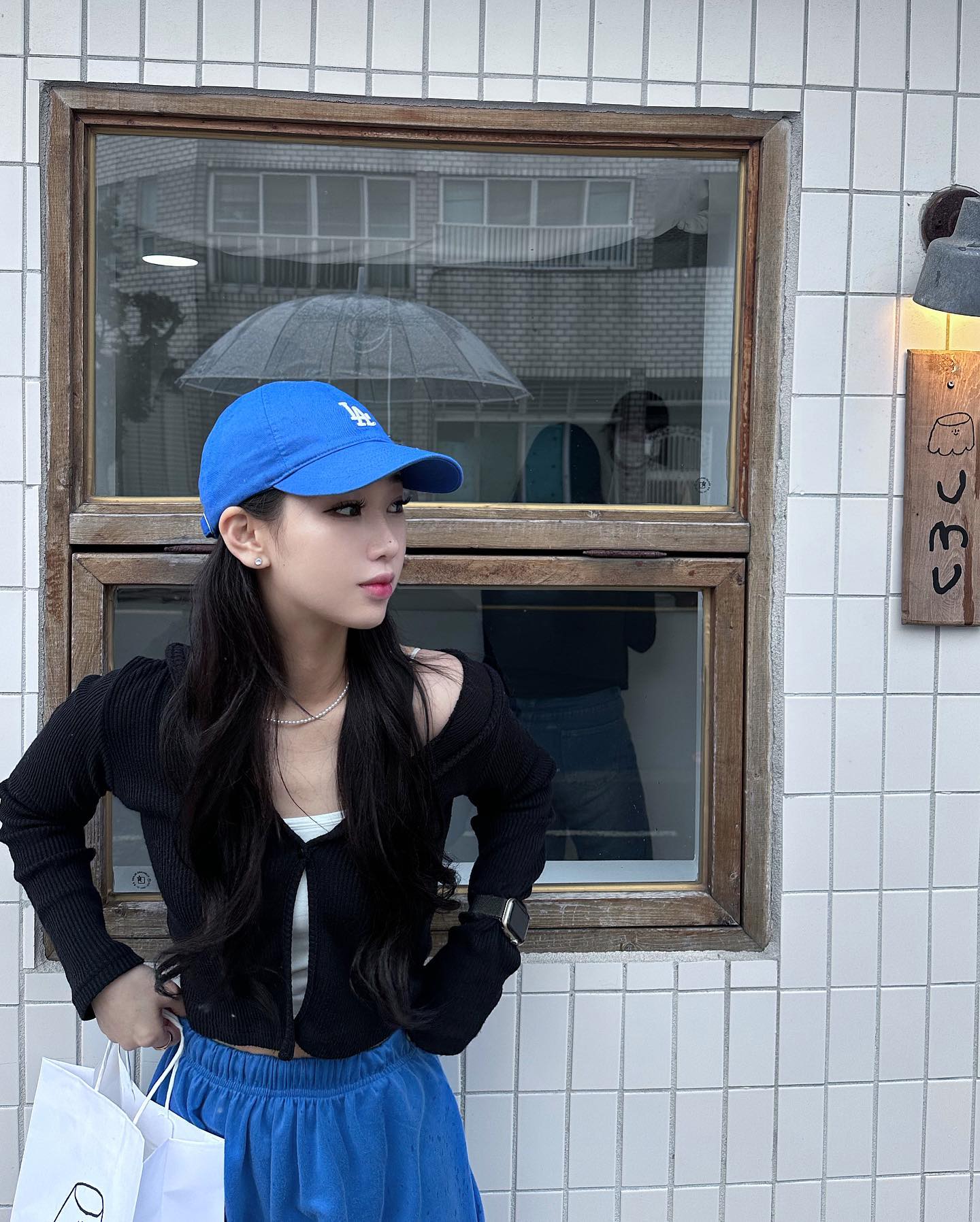 비바람 맞으면서 찍은건데 이모 표정관리 잘하지