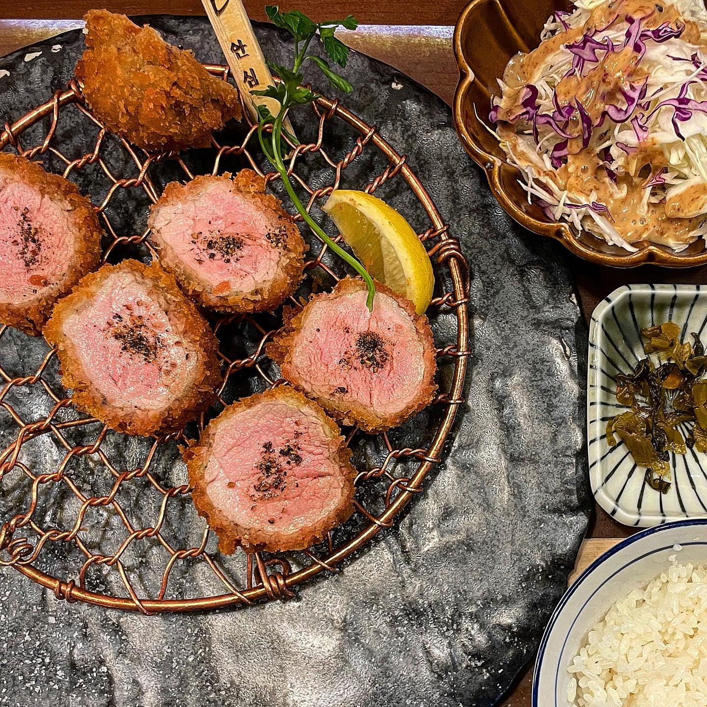 돈까스의 매력을 알게 해줄게🐷
#만돈 #돈까스맛집

저는 개인적으로 돈까스를 안 좋아해서 하나를 다 먹지 못해요
돈 주고 사 먹는 경우가 거의 없는데
이 집은 항상 지나갈 때 줄이 서 있던 식당이라 궁금했어요!
오픈런을 뛰어서라도 먹어보자 하고 드디어 맛을 봤죠

국내산 돈육을 400시간 동안 저온에서 숙성시키고 신성한 빵가루를 갈아서 튀긴 돈까스!

✔️오로시 히레카츠(16.0)
처음이니까 대표메뉴를 시켰는데 정말 맛있어요!
기름맛이 남아 속이 느글해서 돈까스의 매력을 몰랐는데
여기서 먹고는 느글함도 없이 깔끔하고 고기도 부드러워 녹는 수준이에요 

✔️문어 가라아게(7.0)
문어가라아게는 처음 먹어봐 시켰는데 고소하니 맛있어요 소스와 찍먹하면 맥주가 생각나요

💜만돈
📍 경기 고양시 일산동구 정발산로 24 웨스턴돔 B동 2층 225,226호
✔️ 밥, 샐러드 리필 가능
✔️ 대기 많은 편

#쭈추천맛집#쭈먹_일산#만돈#돈까스맛집#일산돈까스맛집 #웨돔만돈