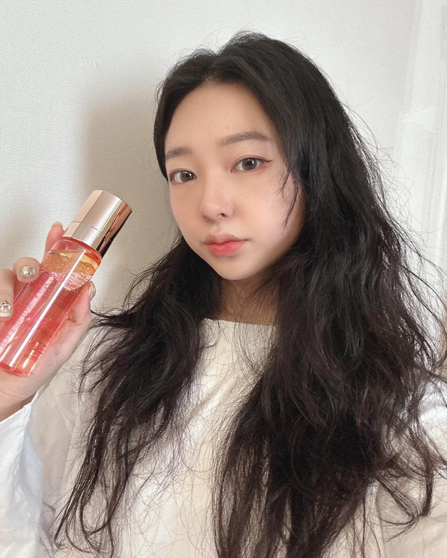 #광고 미스트 찾으세요? 주름 미백 개선엔 이만한게 없어요 ㅜ “샤갈 NMN 오일 미스트 100ml” 🤍

승무원 미스트로도 유명한 바로 이 샤갈 NMN 오일 미스트 100ml !! 

수분층과 오일층의 시너지 효과로 피부에 배로 좋은 미스트에요 ㅜㅜ 

영상과 사진 보면 확연히 보이는 수분층과 오일층 !! 흔들어서 얼굴에 분사해주면 피부 관리 끝 :) 

피부 자극 테스트에서 비자극 판정을 받아 민감성 피부에도 안심하고 사용이 가능해요 ㅎㅎ 

알레르기 유발성분도 0개 이니 알레르기 걱정도 놉 !! 

국내 최초 nmn성분 화장품으로 안쓰면 손해라구요~ 

이 제품으로 편하게 피부 관리 해보세요 ㅎㅎ 
.
.
.
#협찬 #무료제공 #샤갈코스메틱 #샤갈화장품 #chagalcosmetic #오일미스트 #콜라겐미스트 #미스트추천 #NMN화장품 #NMN미스트 #수분미스트 #chagal #승무원미스트 #주름개선 #피부미백 #천연오일 #보습효과